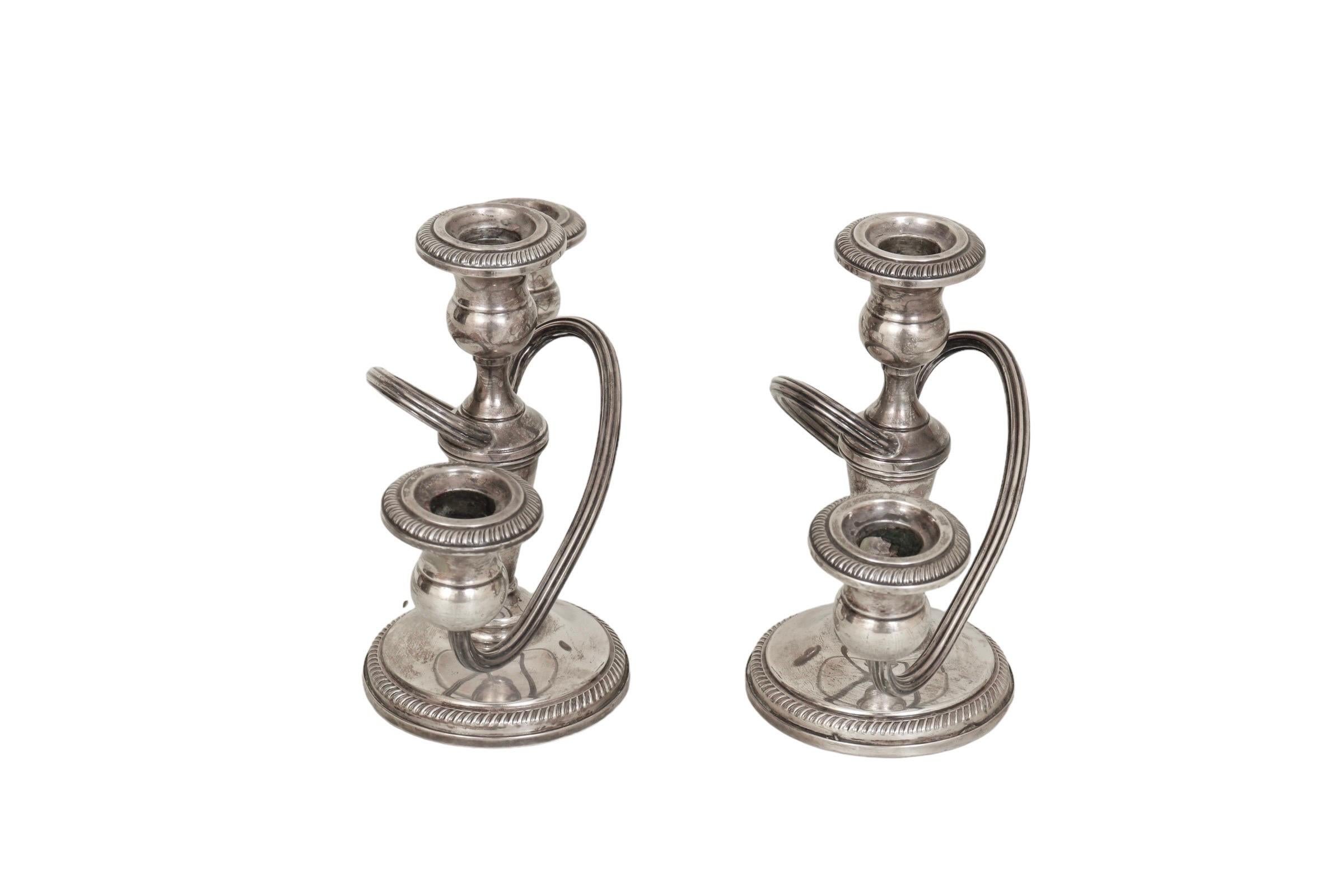 Pareja de candelabros Fisher Silver de estilo Imperio Estadounidense en venta