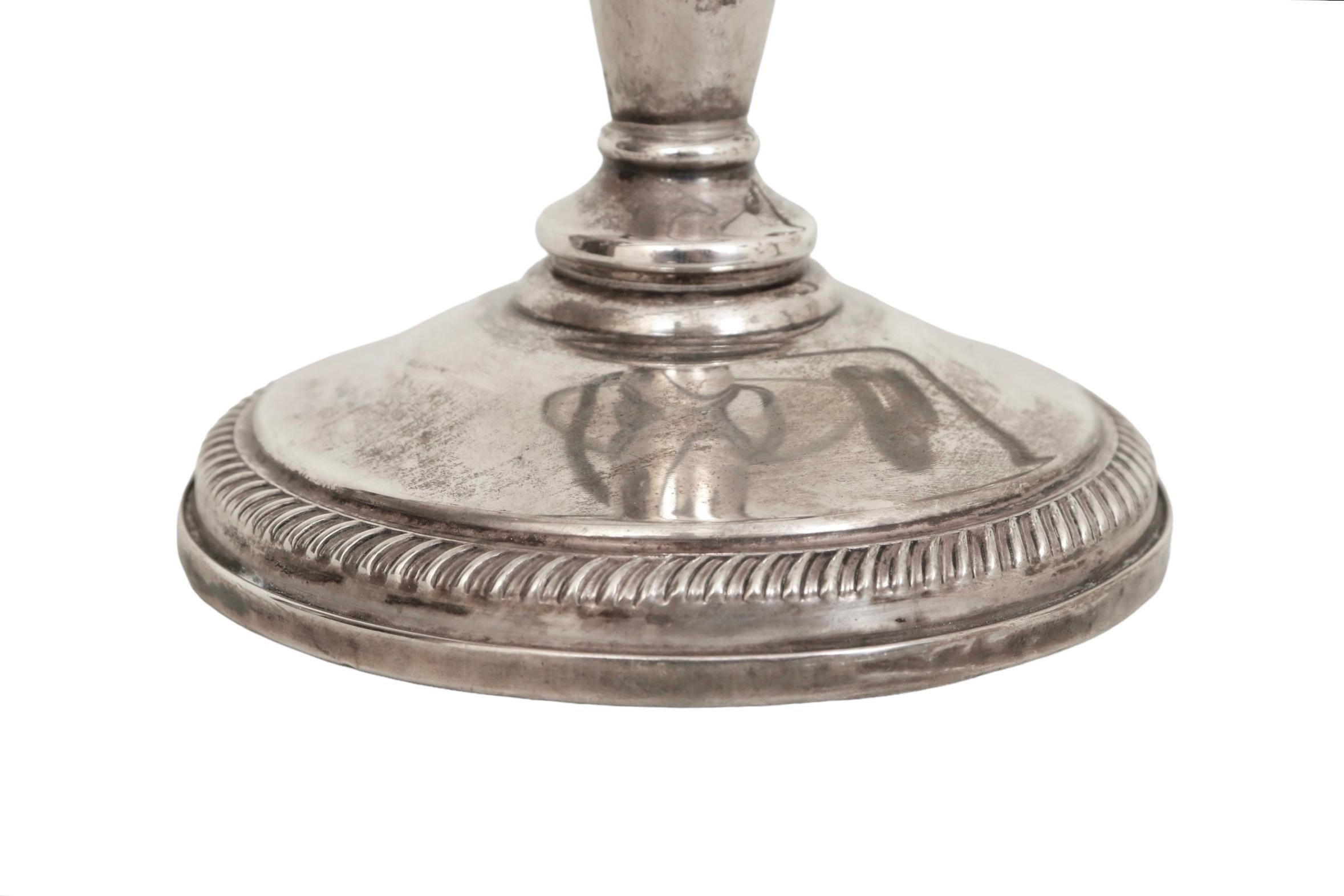 Pareja de candelabros Fisher Silver de estilo Imperio Plata esterlina en venta