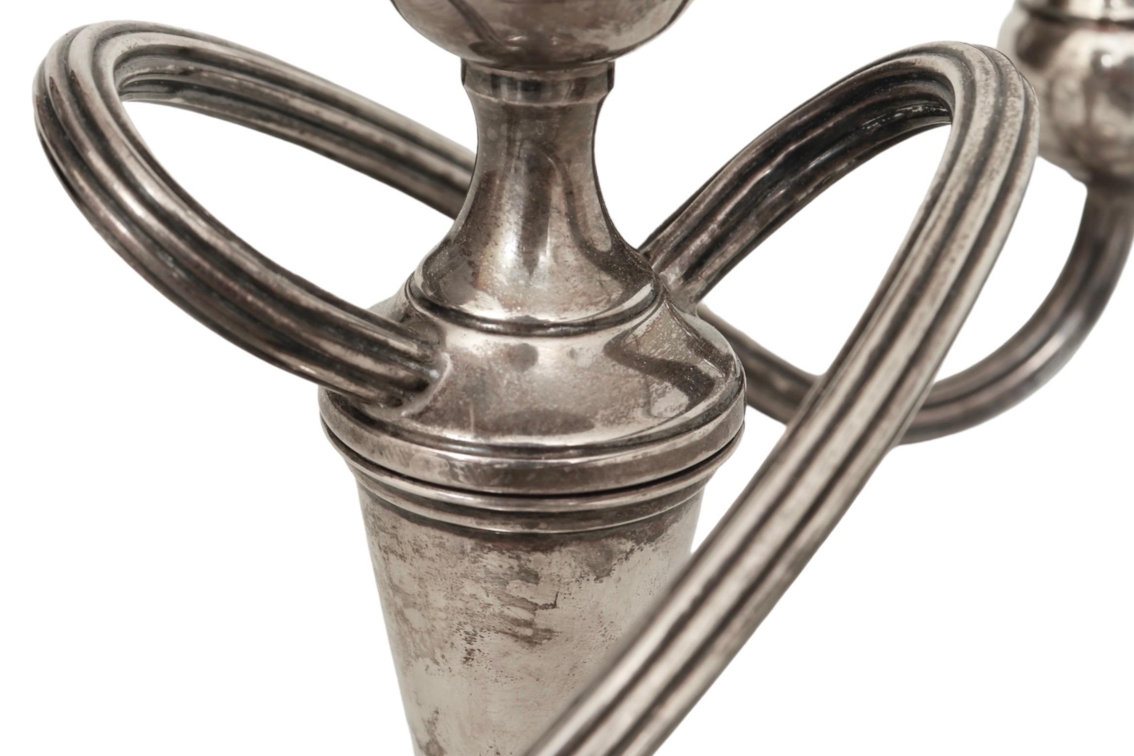 Pareja de candelabros Fisher Silver de estilo Imperio en venta 1