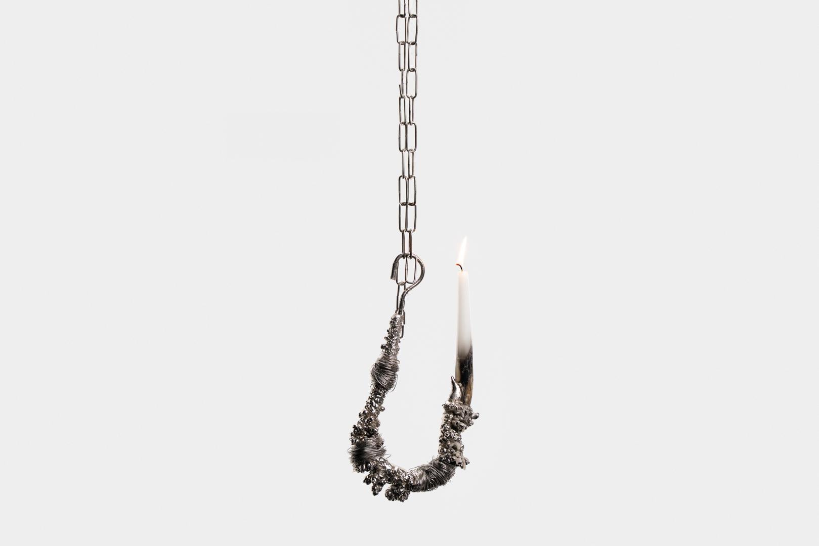Il pezzo sembra essere stato recuperato dal fondo dell'oceano su un
pianeta perduto. È generativo nel senso che apre accidentalmente una narrazione.
Un oggetto che genera una fessura dalla quale la fantasia si riversa nella realtà.
Fisherman Hook fa