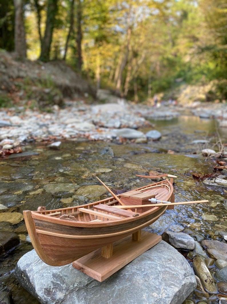 Dieses handgefertigte, hochwertige, dekorative Fischerboot aus Holz mit seiner beeindruckenden Länge von 17,7 Zoll, einer Breite von 5,5 Zoll und einer Höhe von 6 Zoll wird Sie sicher beeindrucken. Dieses handgefertigte Boot kann als besonderes