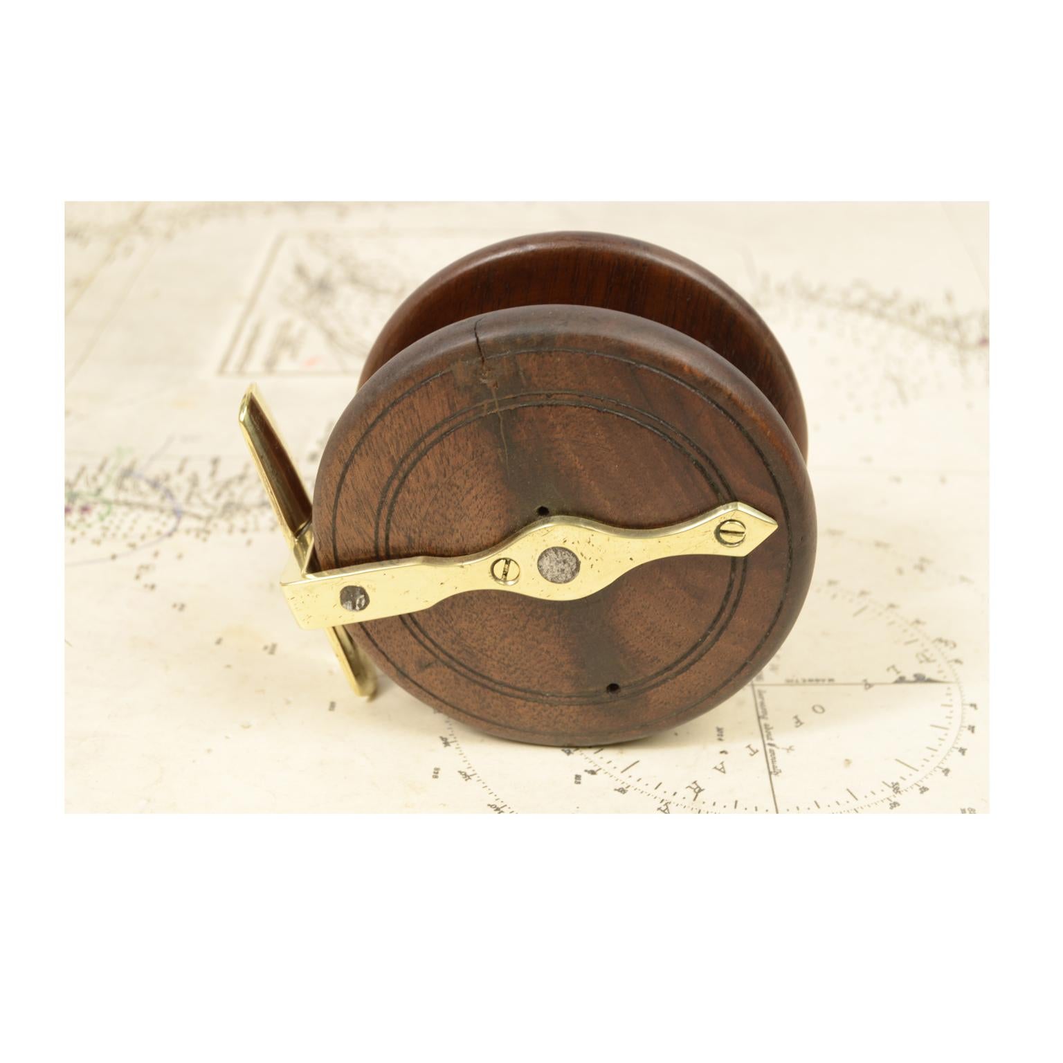 Antique Fishing Reel Made of Turned Oak and Brass, UK, Early 1900s 2