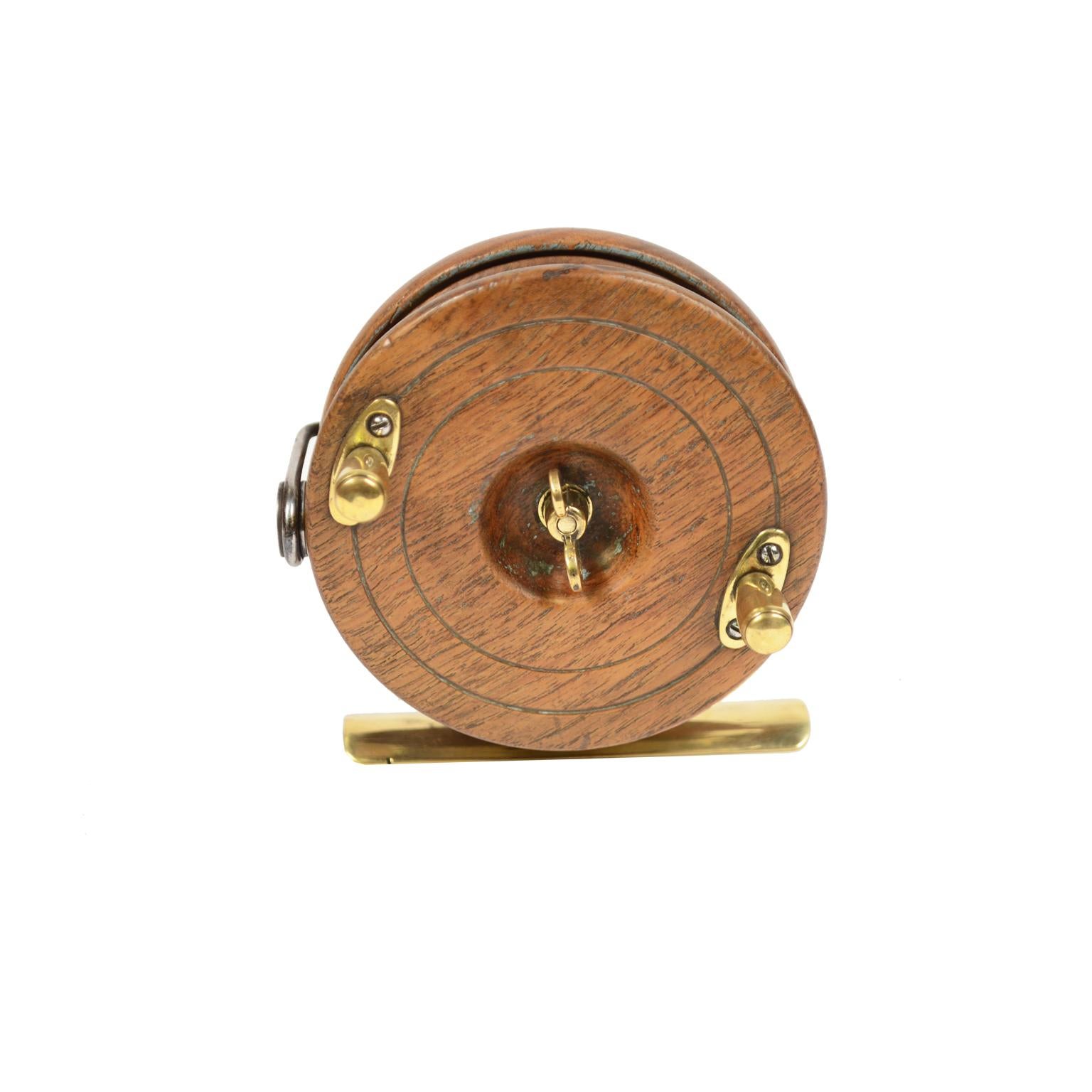 Fishing reel made of turned oak and brass, English manufacture of the early 1900s. Measures: Cm 11 x 11.5 - inches 4.33 x 4.52.
Shipping insured by Lloyd's London; it is available our free gift box (look at the last picture).