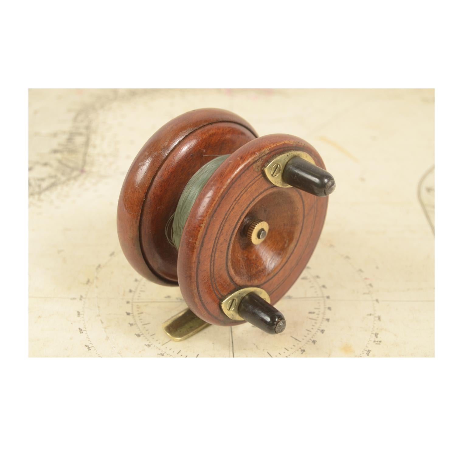 Fishing reel made of oak, brass and horn, English manufacture from the early 1900s. Excellent condition, fully functional. Measures: Diameter 7.7 x 4.8 cm.
Shipping is insured by Lloyd's London; our gift box is free (look at the last picture).
 