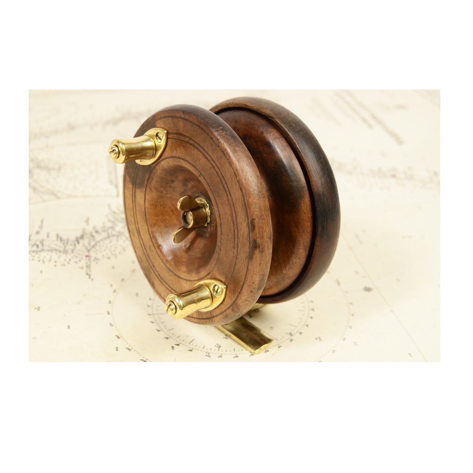 Fishing reel made of turned oak and brass, English manufacture of the early 1900s. Diameter 10 cm, thickness 5.5 cm.
Shipping insured by Lloyd's London; it is available our free gift box (look at the last picture).