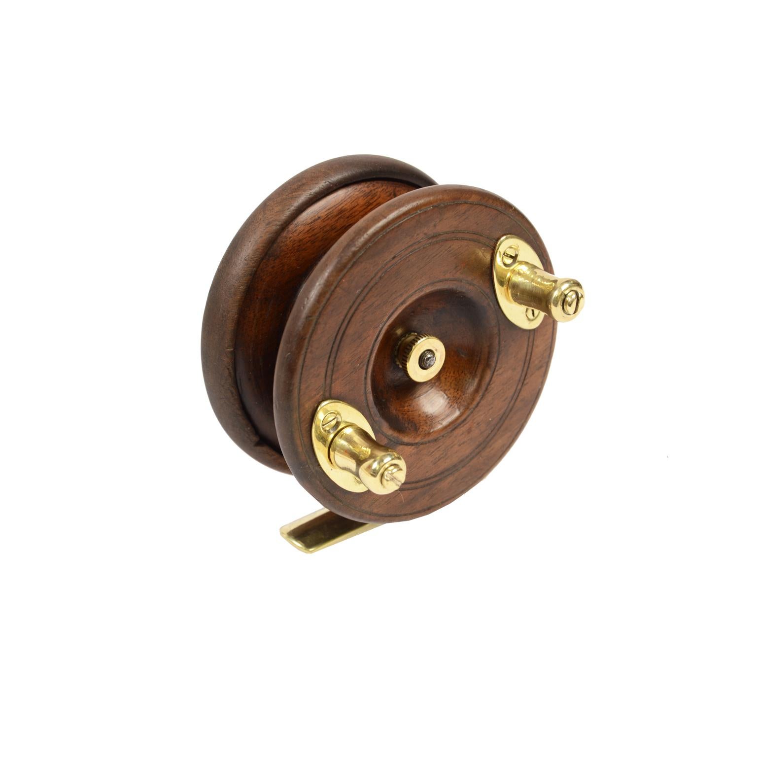 Fishing reel made of turned oak and brass, English manufacture of the early 1900s. Diameter 9 cm, thickness 4.5 cm.
Shipping insured by Lloyd's London; it is available our free gift box (look at the last picture).