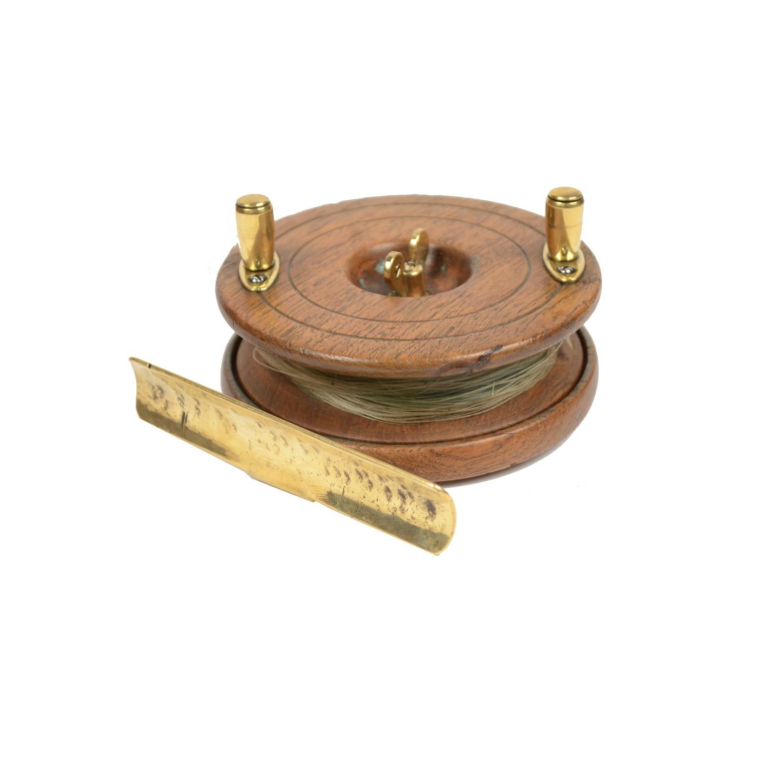 Fishing Reel Made of Turned Oak and Brass, UK, Early 1900s In Good Condition In Milan, IT