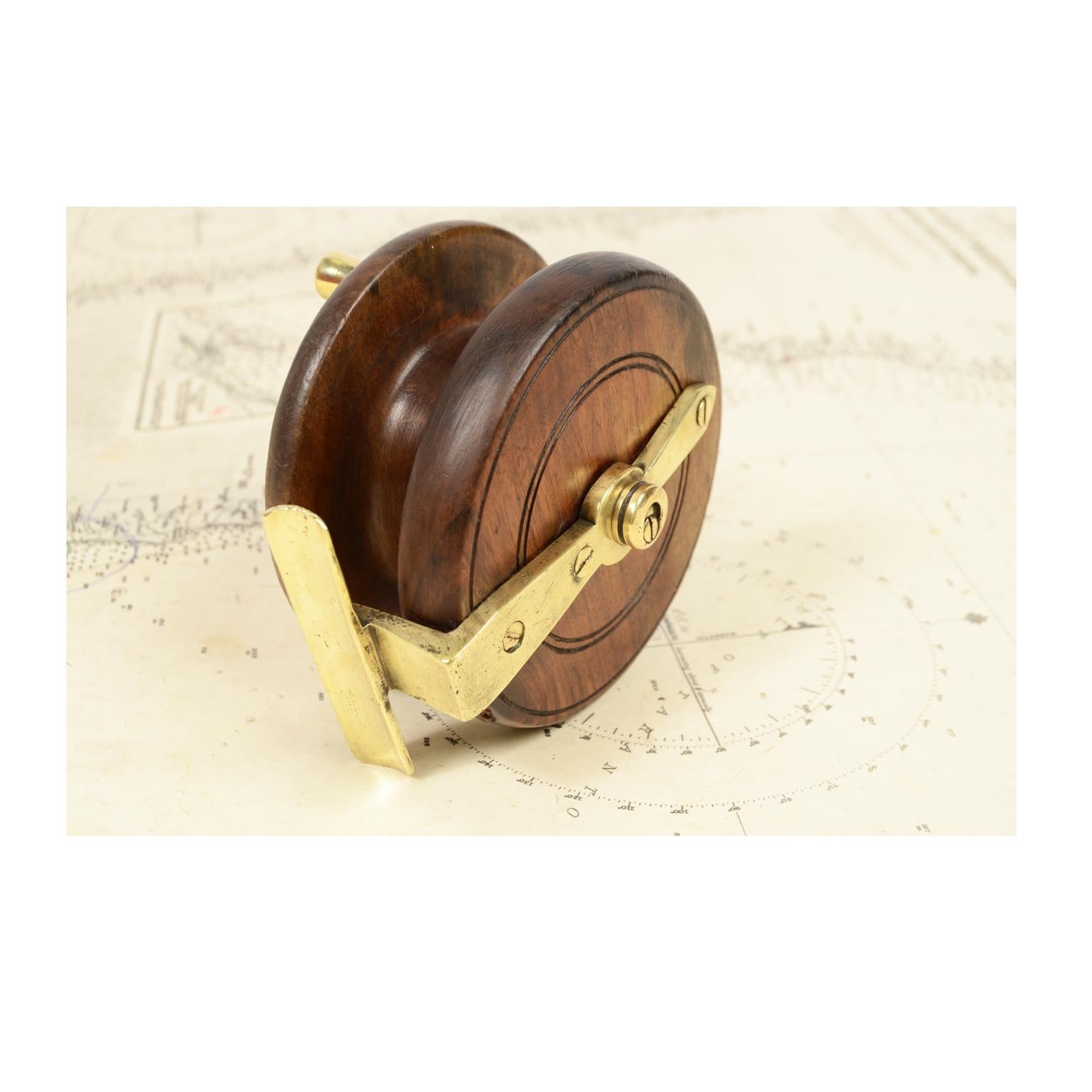 Antique Fishing Reel Made of Turned Oak and Brass, UK, Early 1900s In Good Condition In Milan, IT