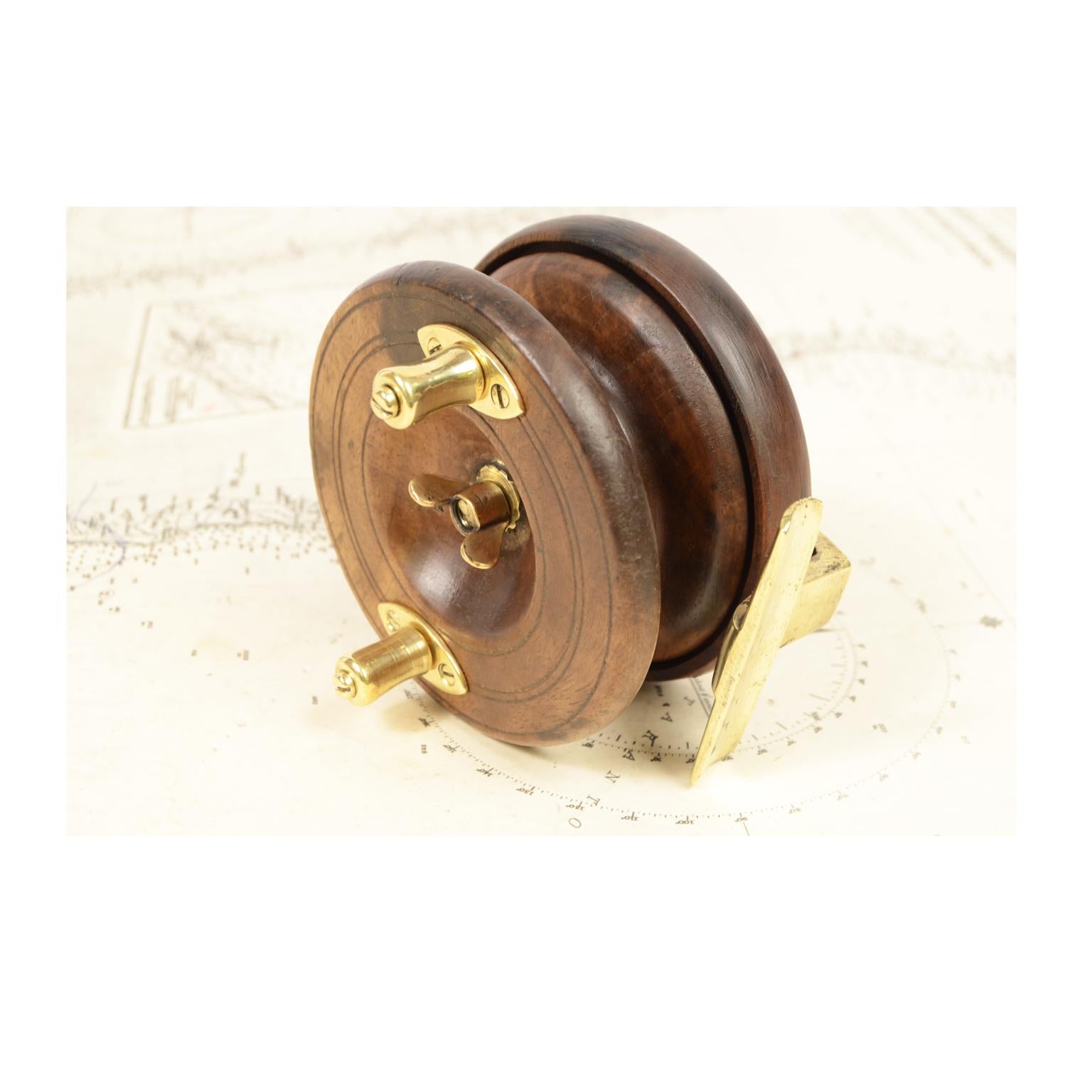 Antique Fishing Reel Made of Turned Oak and Brass, UK, Early 1900s 1