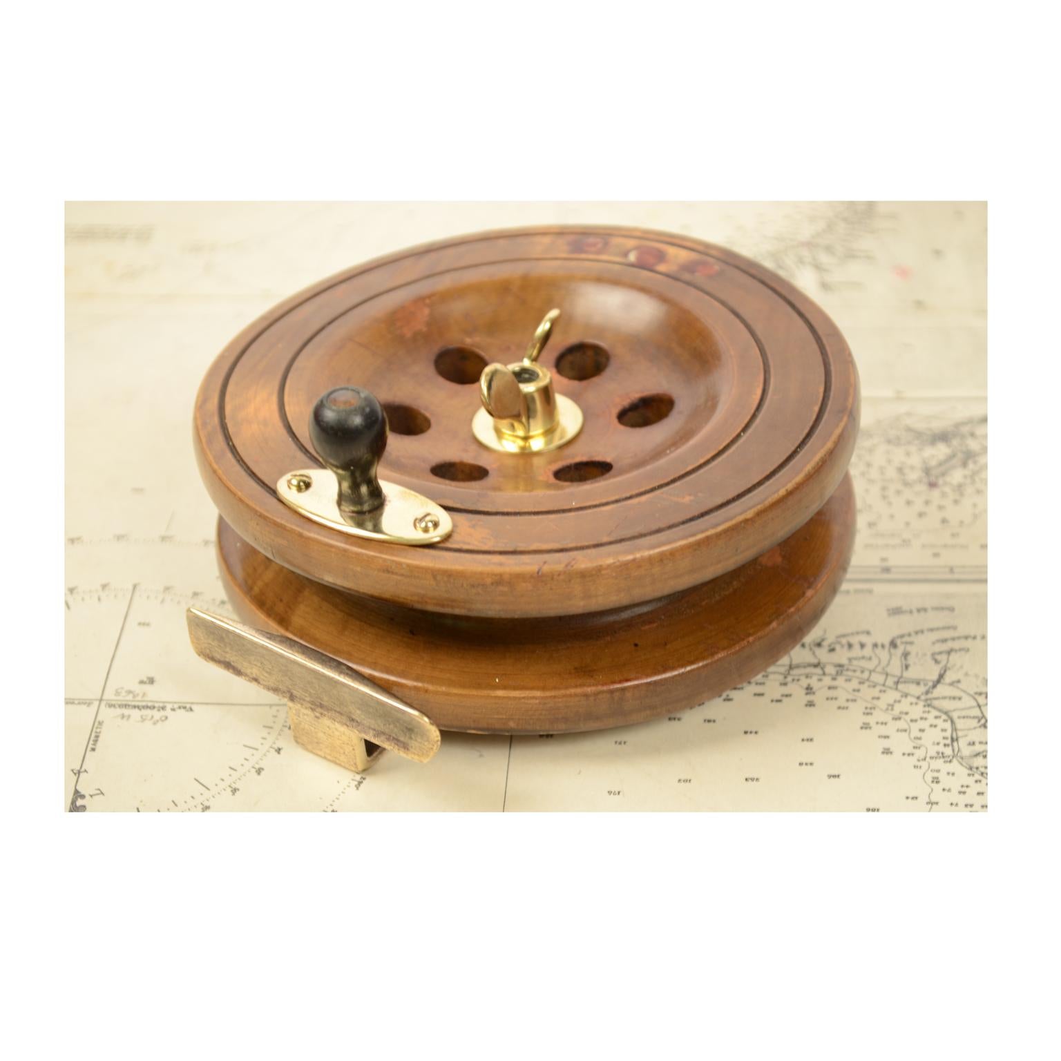 Fishing Reel of Turned Oak and Brass, 1900 In Good Condition In Milan, IT