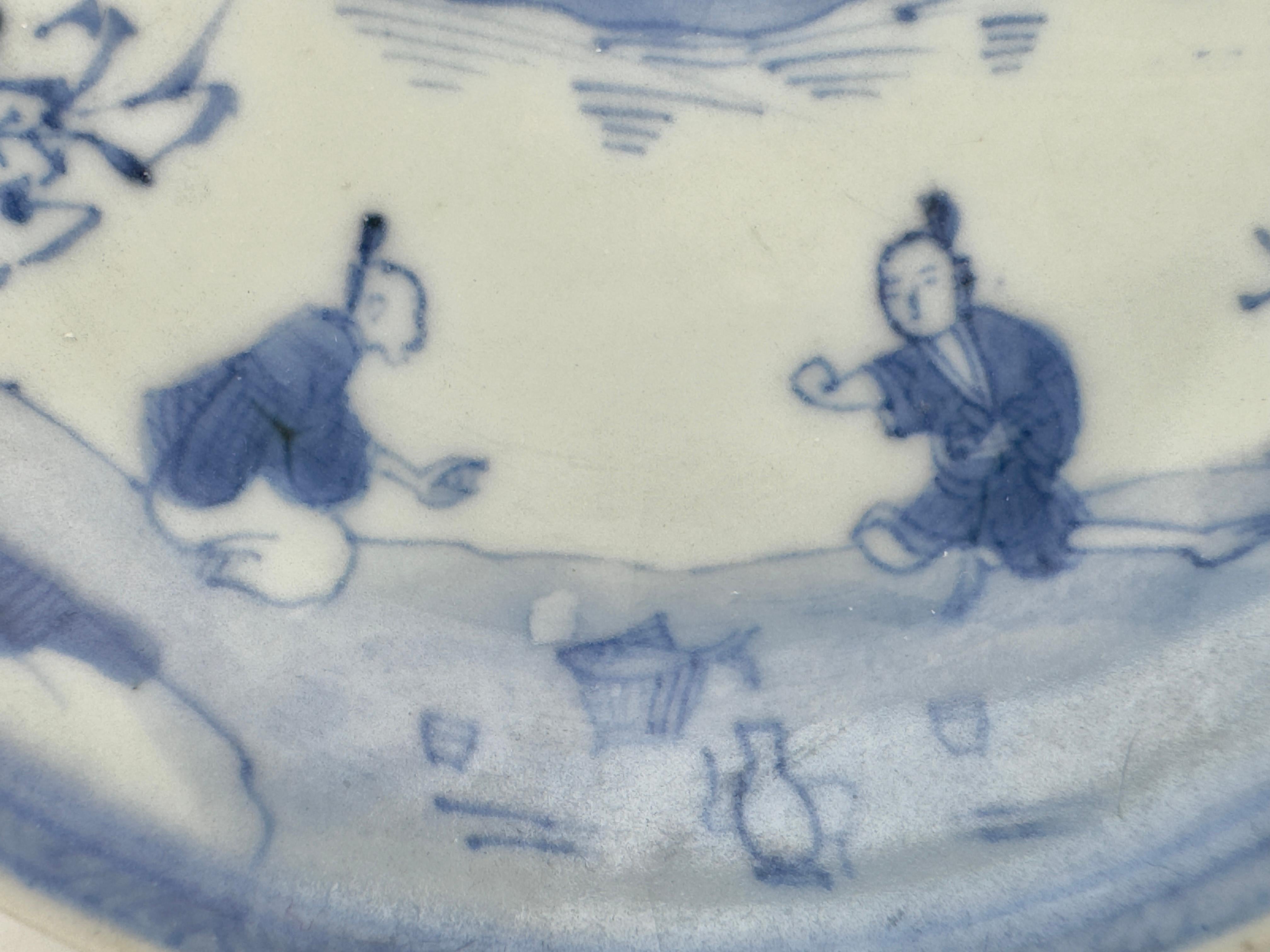 Fischerszene Blau-Weiß Untertasse CIRCA 1725, Qing Dynasty, Yongzheng Reign (Qing-Dynastie) im Angebot