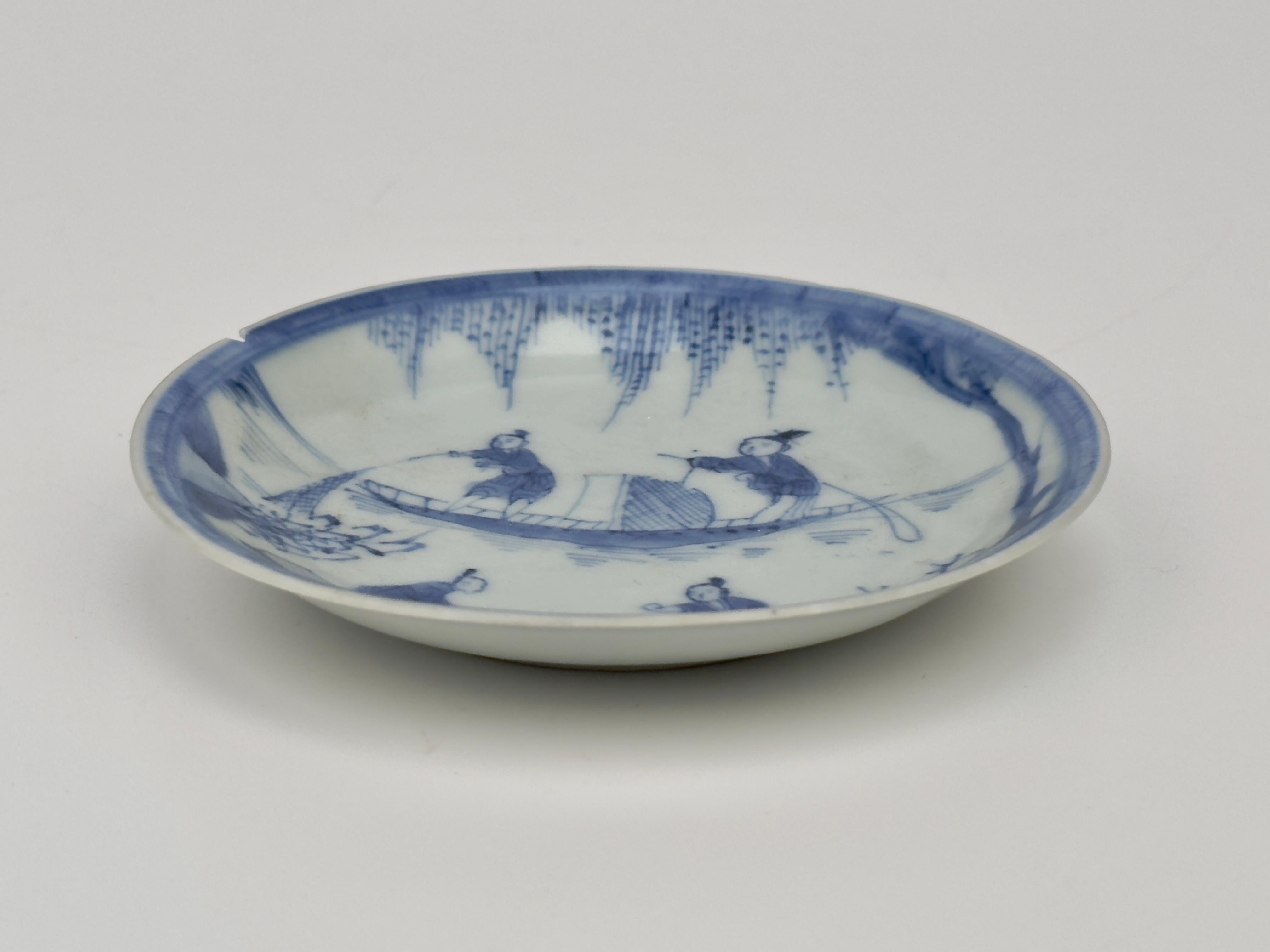 Fischerszene Blau-Weiß Untertasse CIRCA 1725, Qing Dynasty, Yongzheng Reign im Zustand „Gut“ im Angebot in seoul, KR