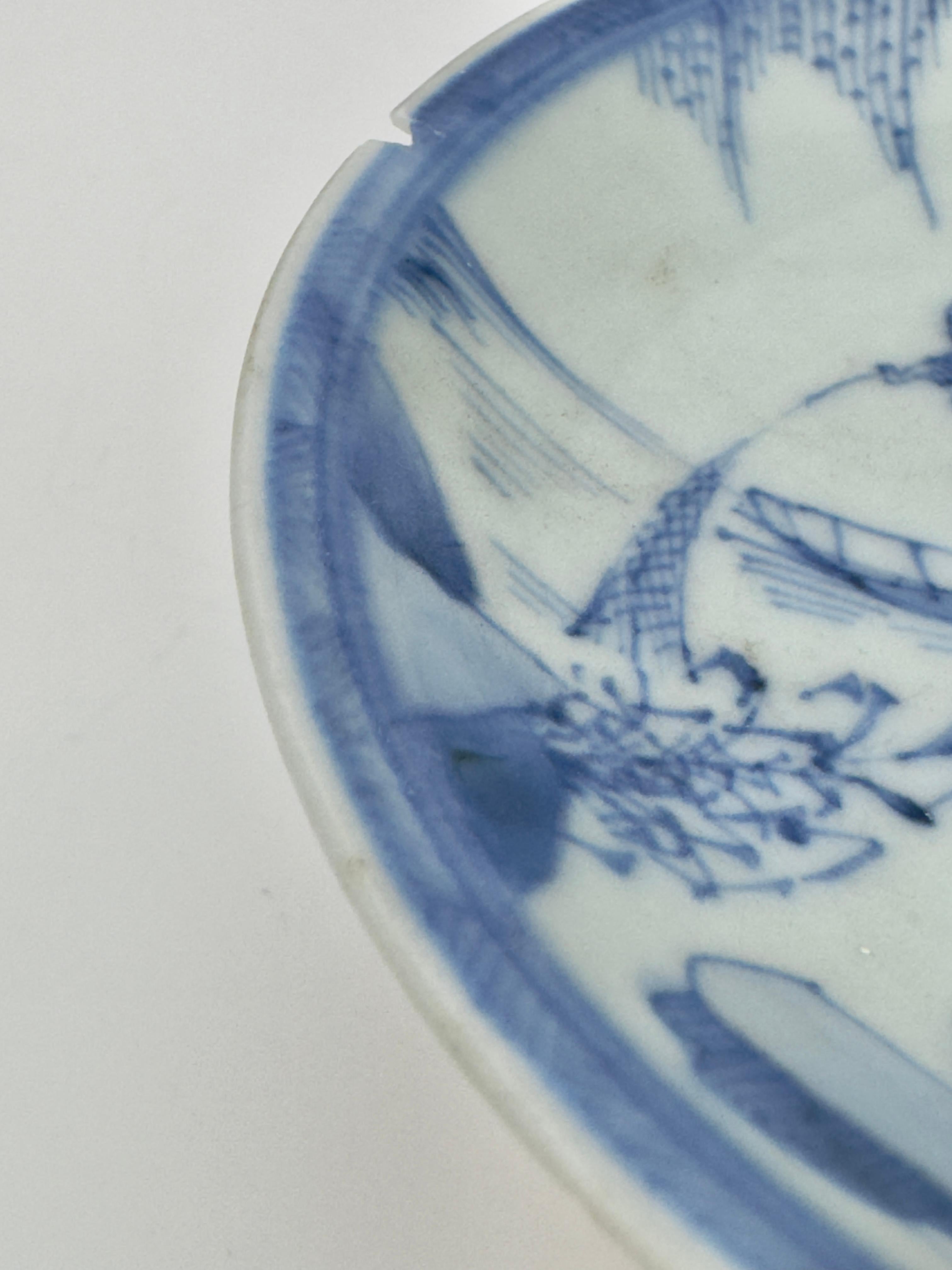 Fischerszene Blau-Weiß Untertasse CIRCA 1725, Qing Dynasty, Yongzheng Reign (Frühes 18. Jahrhundert) im Angebot