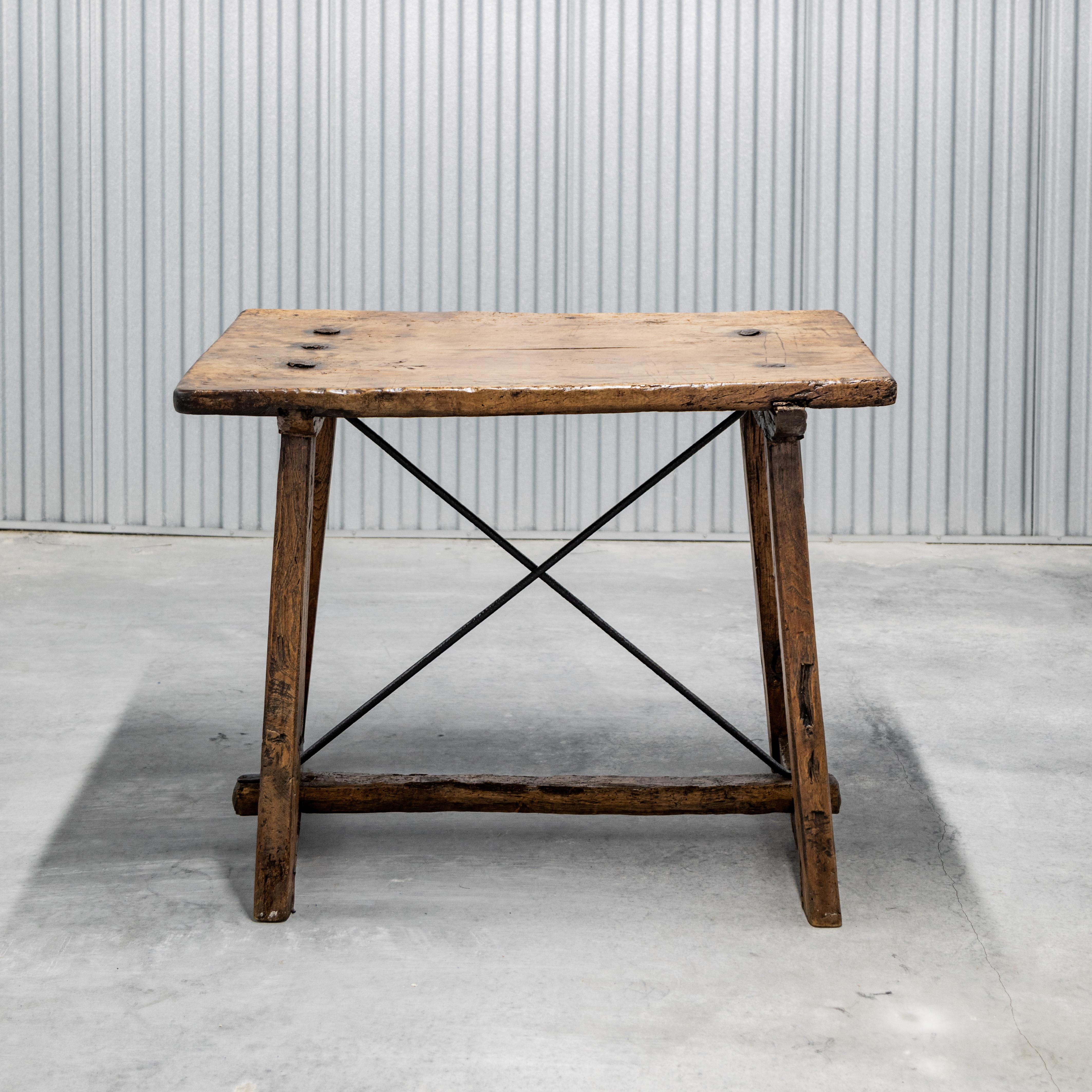 Table de poissonnier en bois avec supports en métal.
