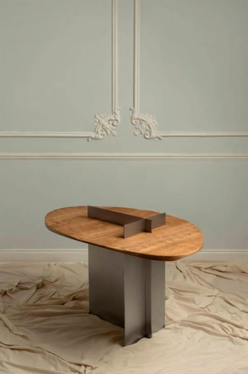 Grande Studio et SATO présentent une petite collection qui exprime les valeurs des deux studios : sensibilité et forme sculpturale en dialogue avec précision et praticité.
Une table à manger pour deux, créant le cadre idéal pour une conversation