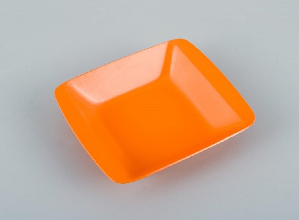 Finlandais Fiskars, Finlande. Fiskamin. 5 assiettes rétro en mélamine jaune et brune. en vente