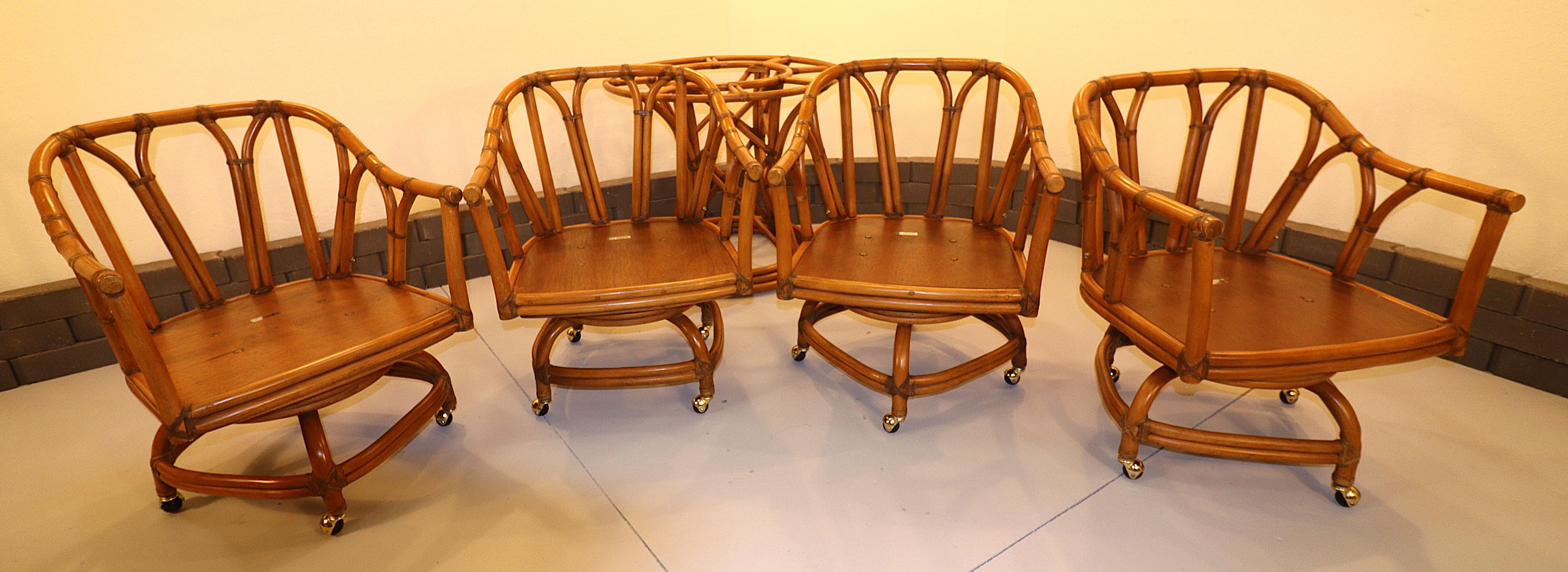 Vintage Ficks Reed Mid-Century Rattan Swivel Rocker Dining Set mit Messing Rollen, Rattan Tisch Base und 48 Zoll schwere Glasplatte.

Werten Sie Ihren Essbereich mit diesem authentischen Ficks Reed-Rattan-Essset auf, einer perfekten Mischung aus