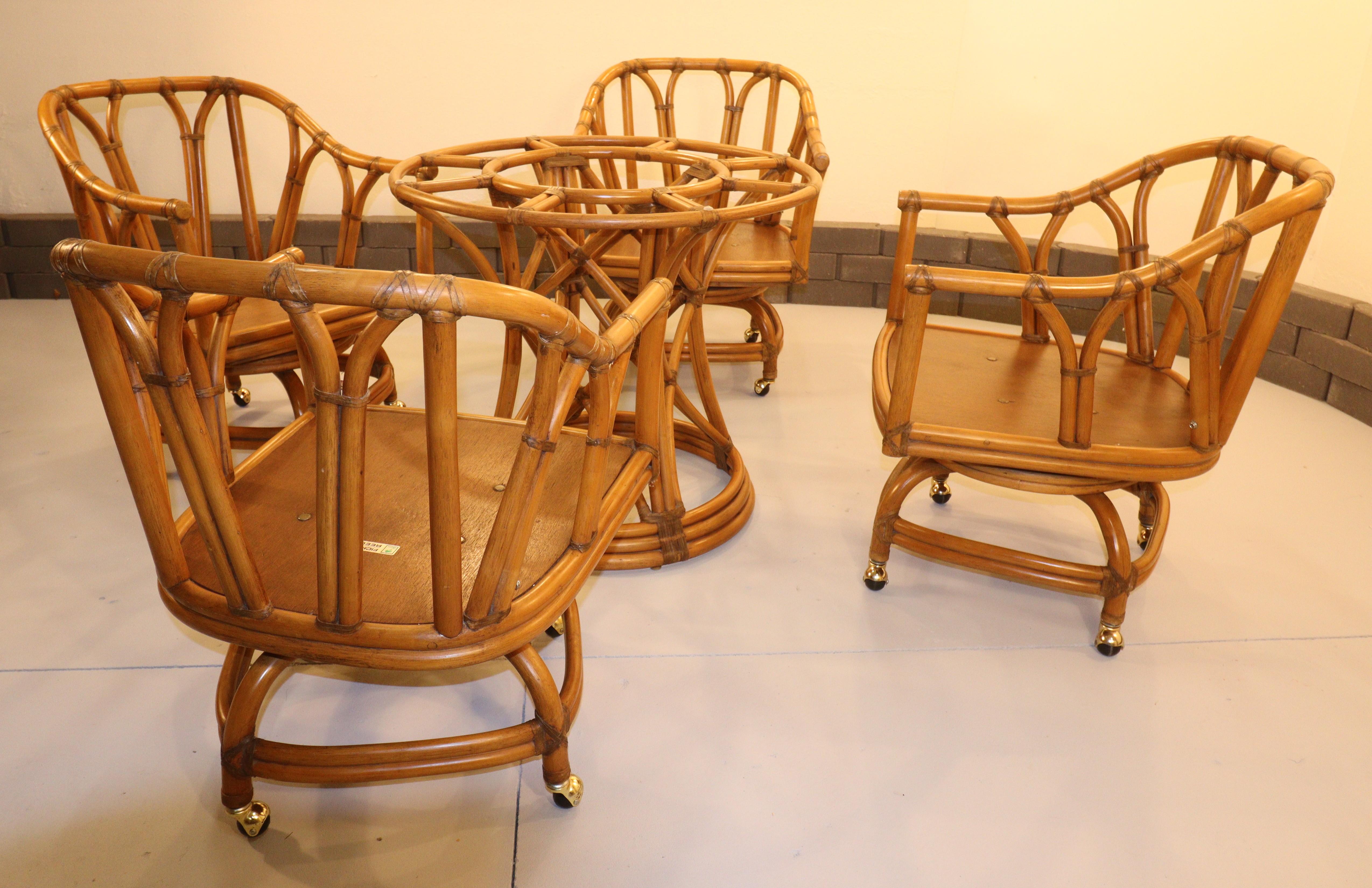 Fisks Reed Mid Century Rattan Esstischgarnitur mit Tisch (Holzarbeit) im Angebot