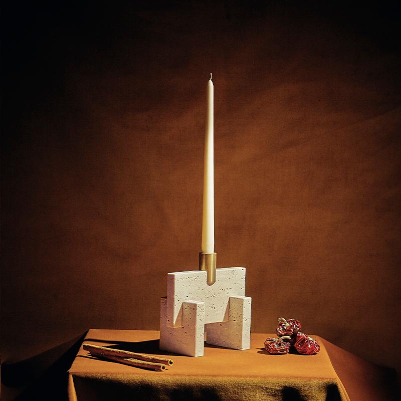 Fit Candle One Minimalistischer Kerzenständer aus Travertinmarmor von Aparentment im Zustand „Neu“ im Angebot in Terrassa, Catalonia
