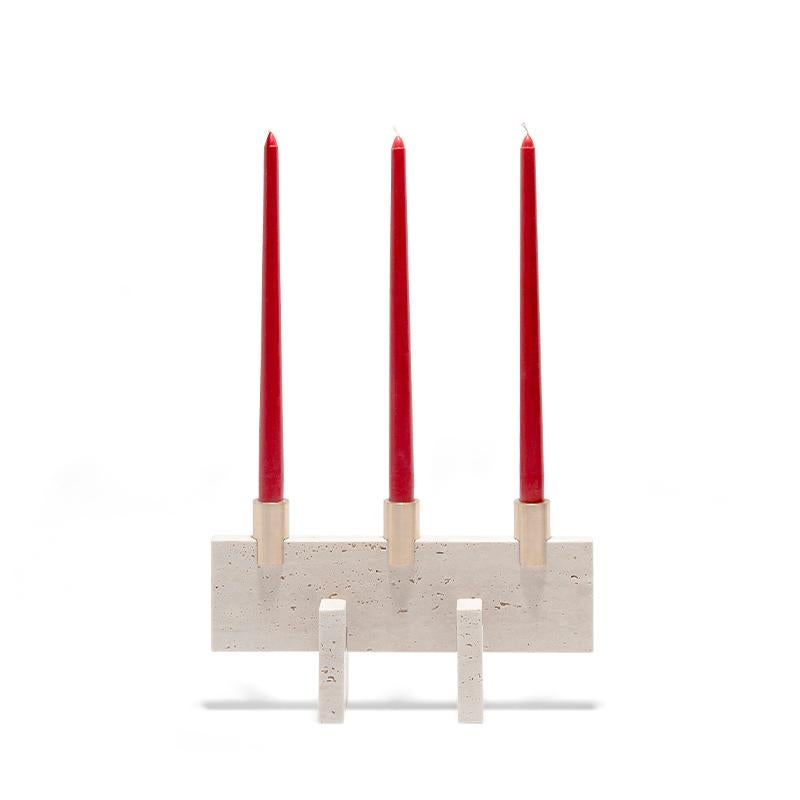 Der Fit Candle Three ist ein minimalistischer Kerzenständer aus behandeltem Travertinmarmor. Dieser Kerzenständer besteht aus drei Marmorteilen und drei massiven Messingteilen, die alle auf logische und harmonische Weise zusammengesetzt sind.
Josep