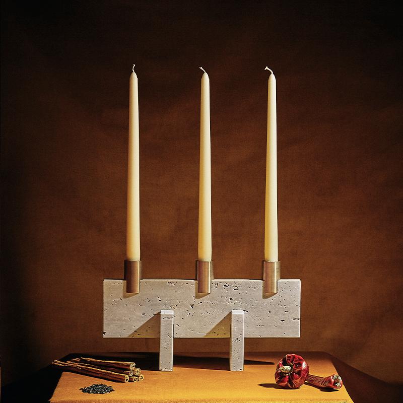 Fit Kerzenständer aus Travertinmarmor von Aparentment, minimalistisch (Minimalistisch) im Angebot