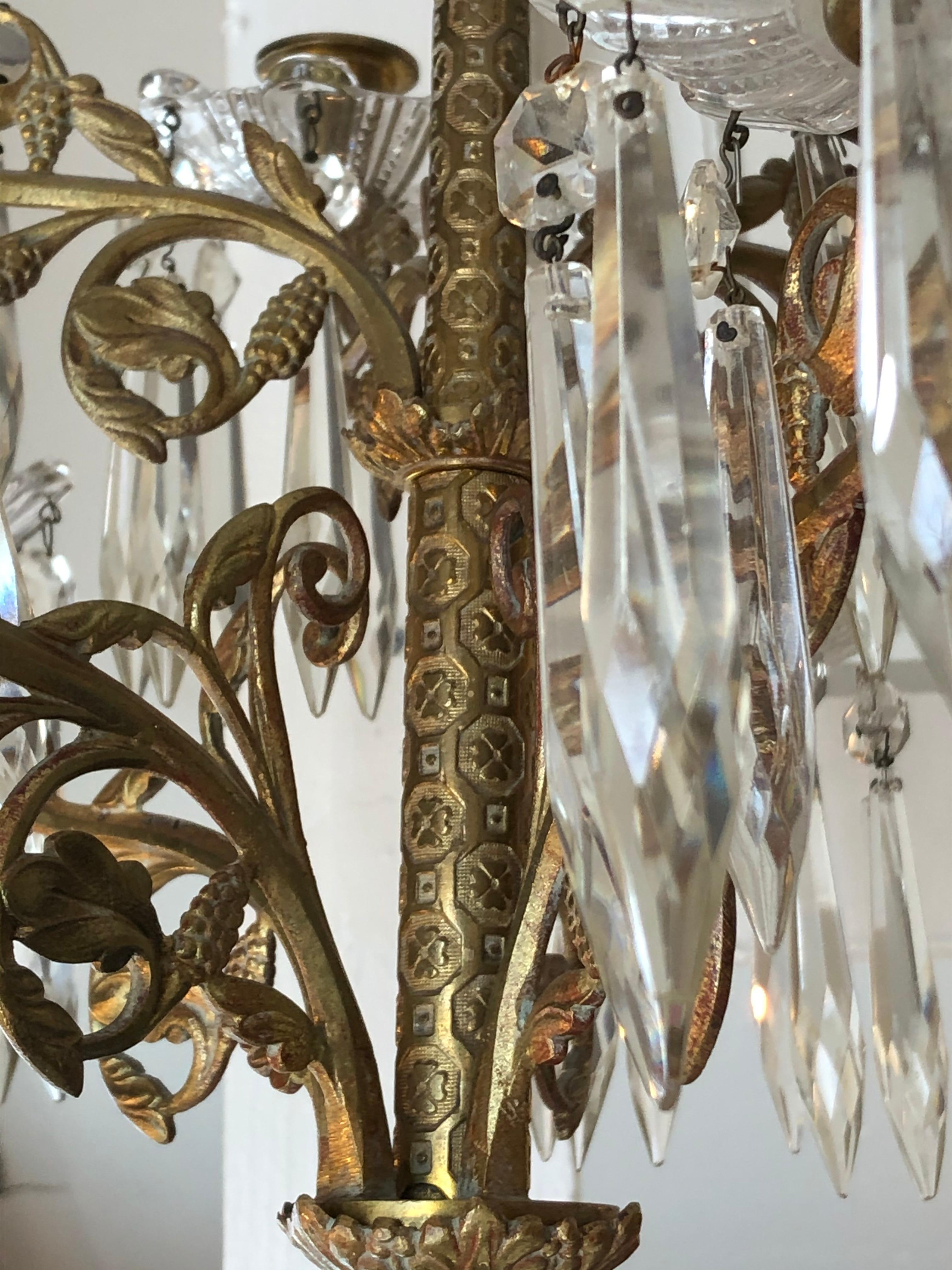 Passend für Royalty Verschnörkelte Kerzenleuchter aus Bronzeguss und Kristall (Neoklassisch) im Angebot