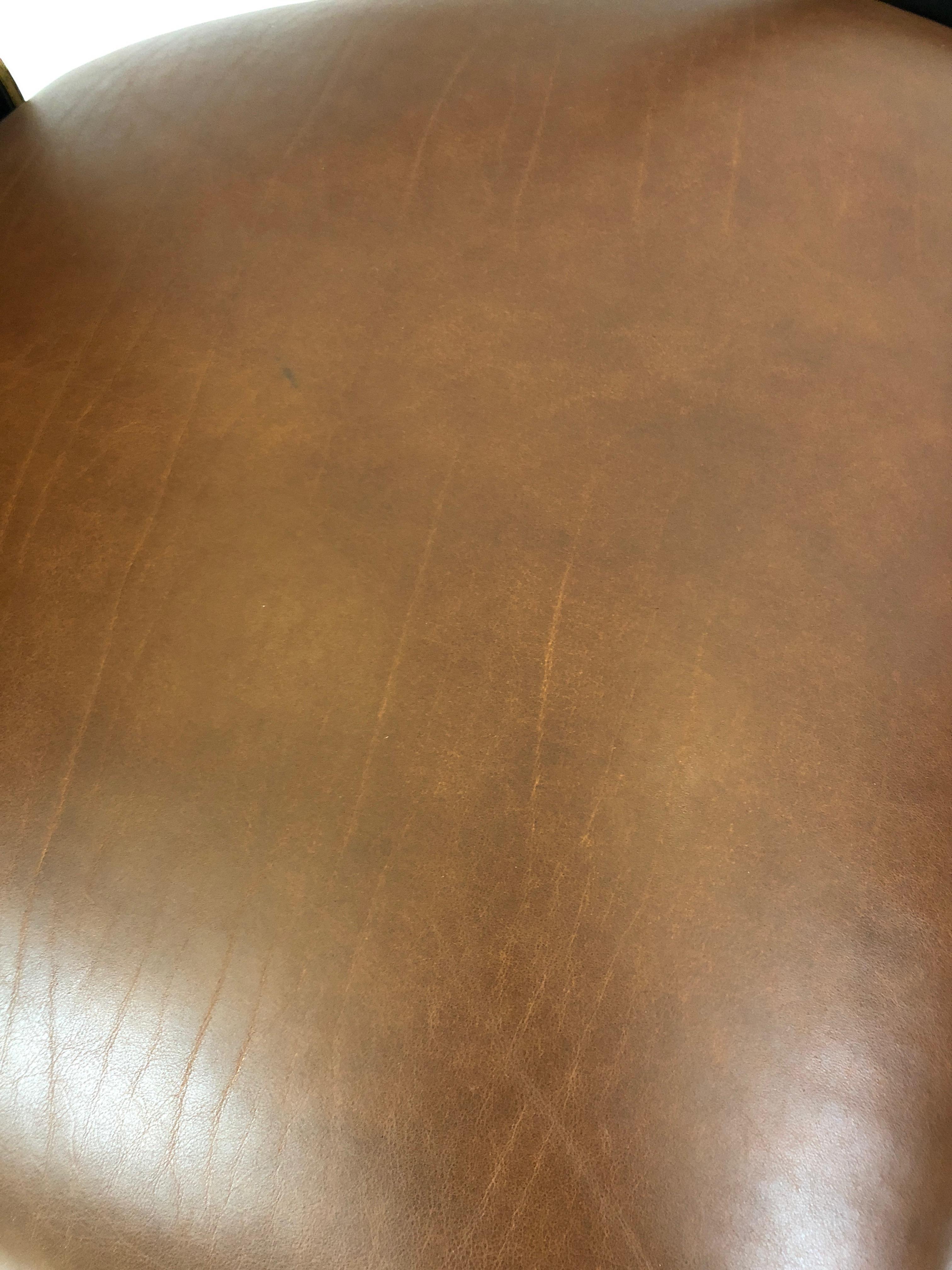 Paire de fauteuils du siècle en cuir marron souple et dorés à l'ébène en vente 4
