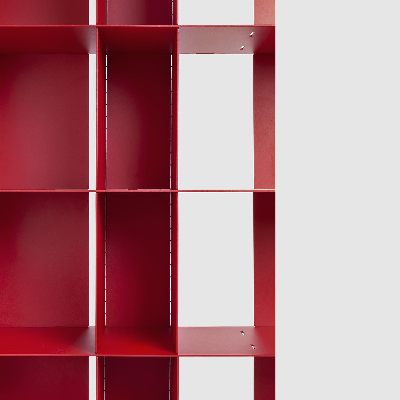 Un pezzo unico di moderna raffinatezza, questa libreria aggiungerà un accento colorato ed elegante a qualsiasi area interna o esterna contemporanea. Poggiata su piedini in ottone torniti e dotata di una cinghia laterale in nylon che fissa la