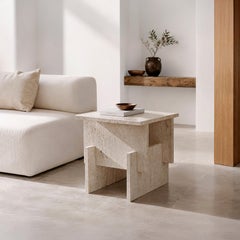 Table d'appoint « Fit Side Table » minimaliste en travertin crème et marbre d'Aparentment