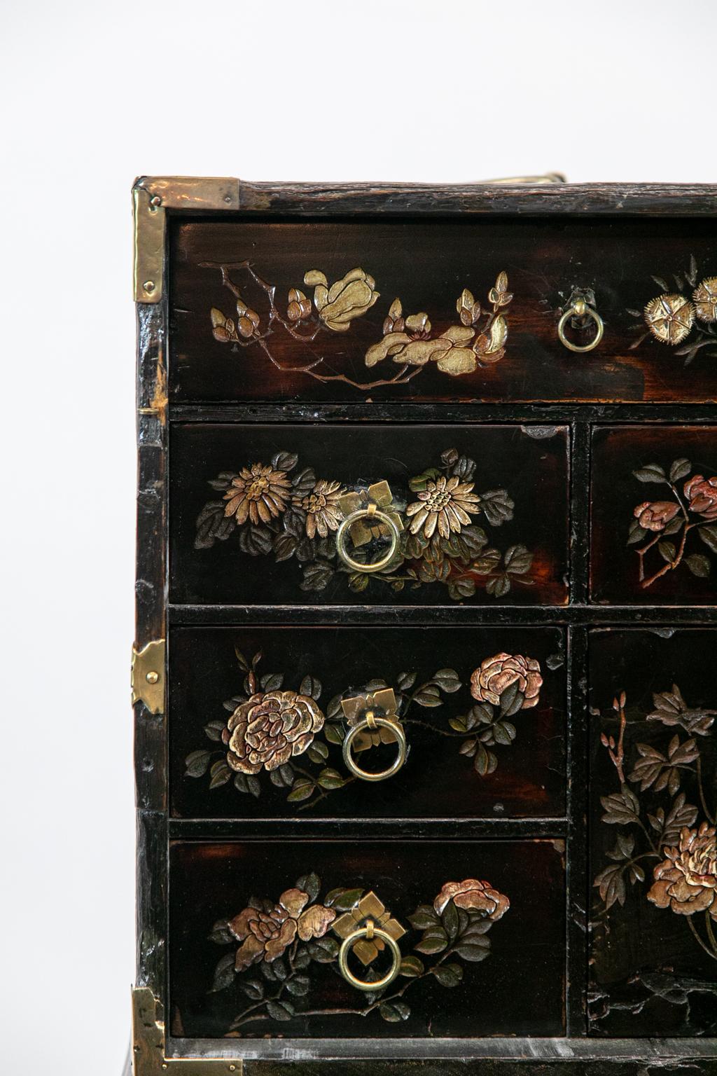 Ausgestattete Chinoiserie-Truhe auf Ständer 1