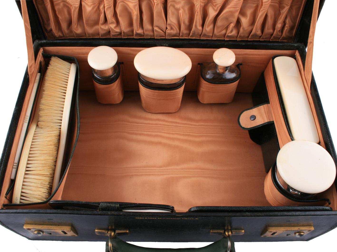 Fitted Leather Dressing Case In Good Condition For Sale In Newcastle Upon Tyne, GB