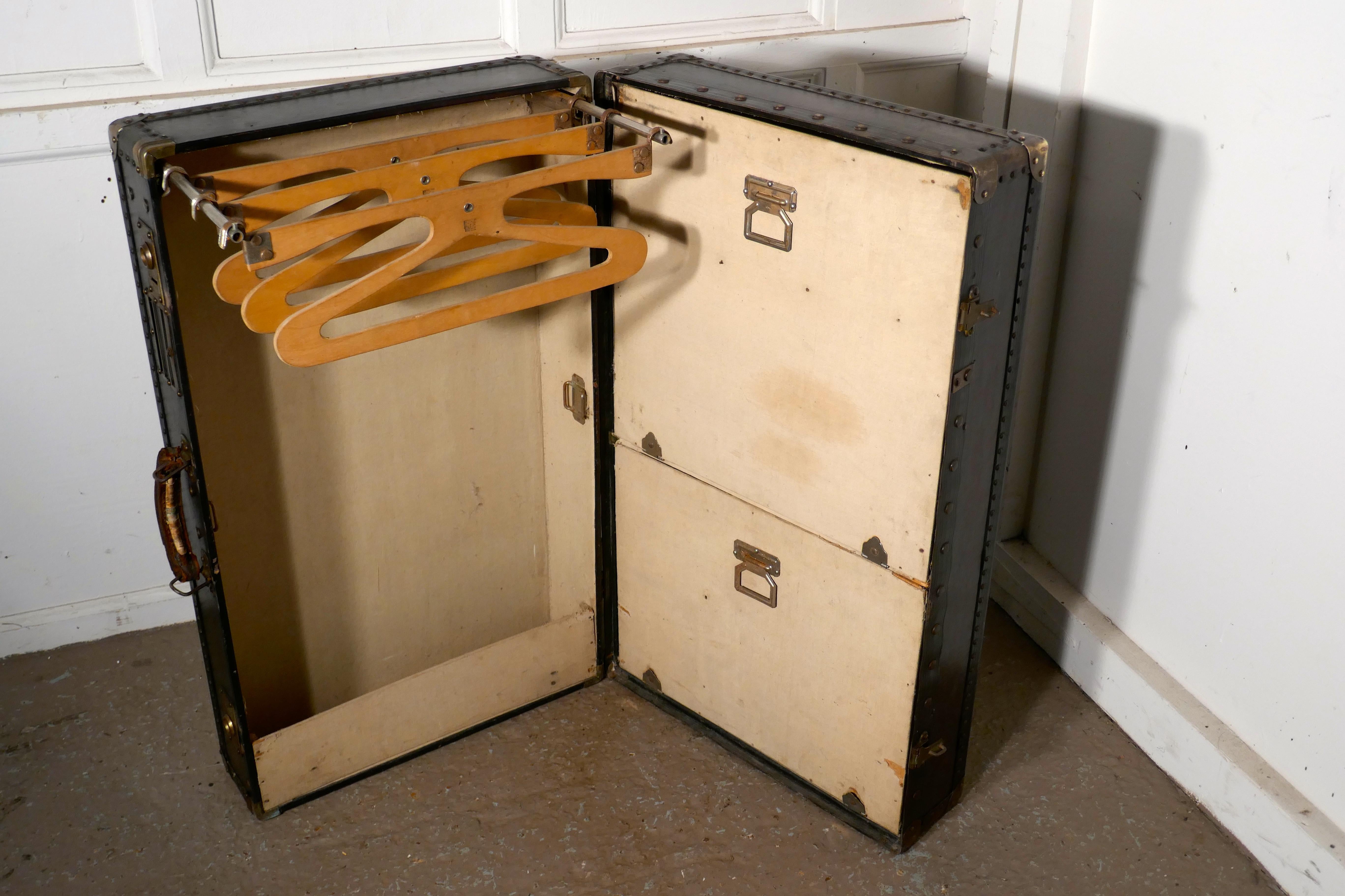 Fitted steamer cabin trunk, Portmanteau 


A superb piece of history dating back to the time when your luggage would be taken to your cabin. 

The trunk opens out, on one side there is a pull out wardrobe section with the original hangers and a