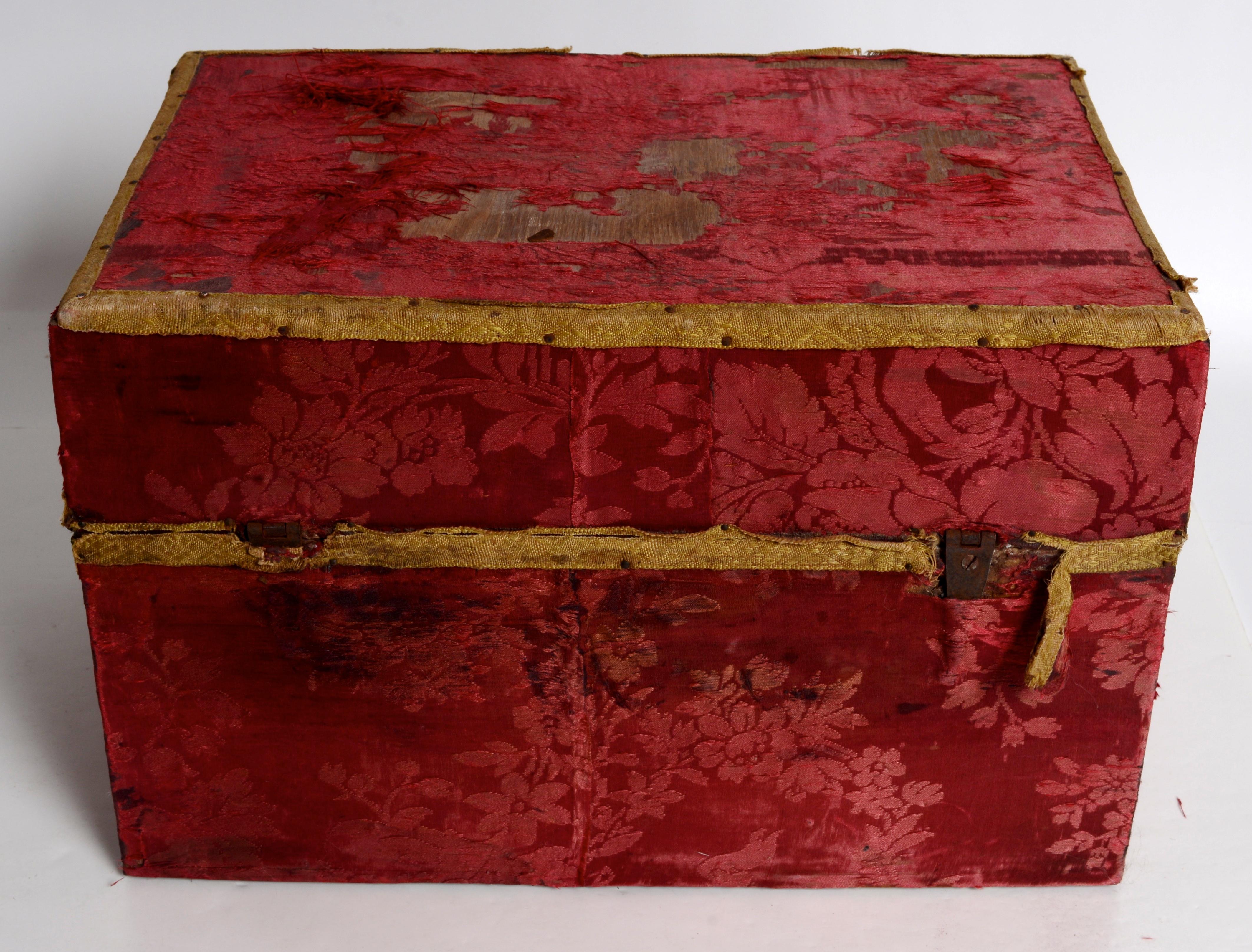 Fitted Traveling Case Original Blown Bottles & Crimson Brocade Cover Late 18th C In Good Condition For Sale In valatie, NY