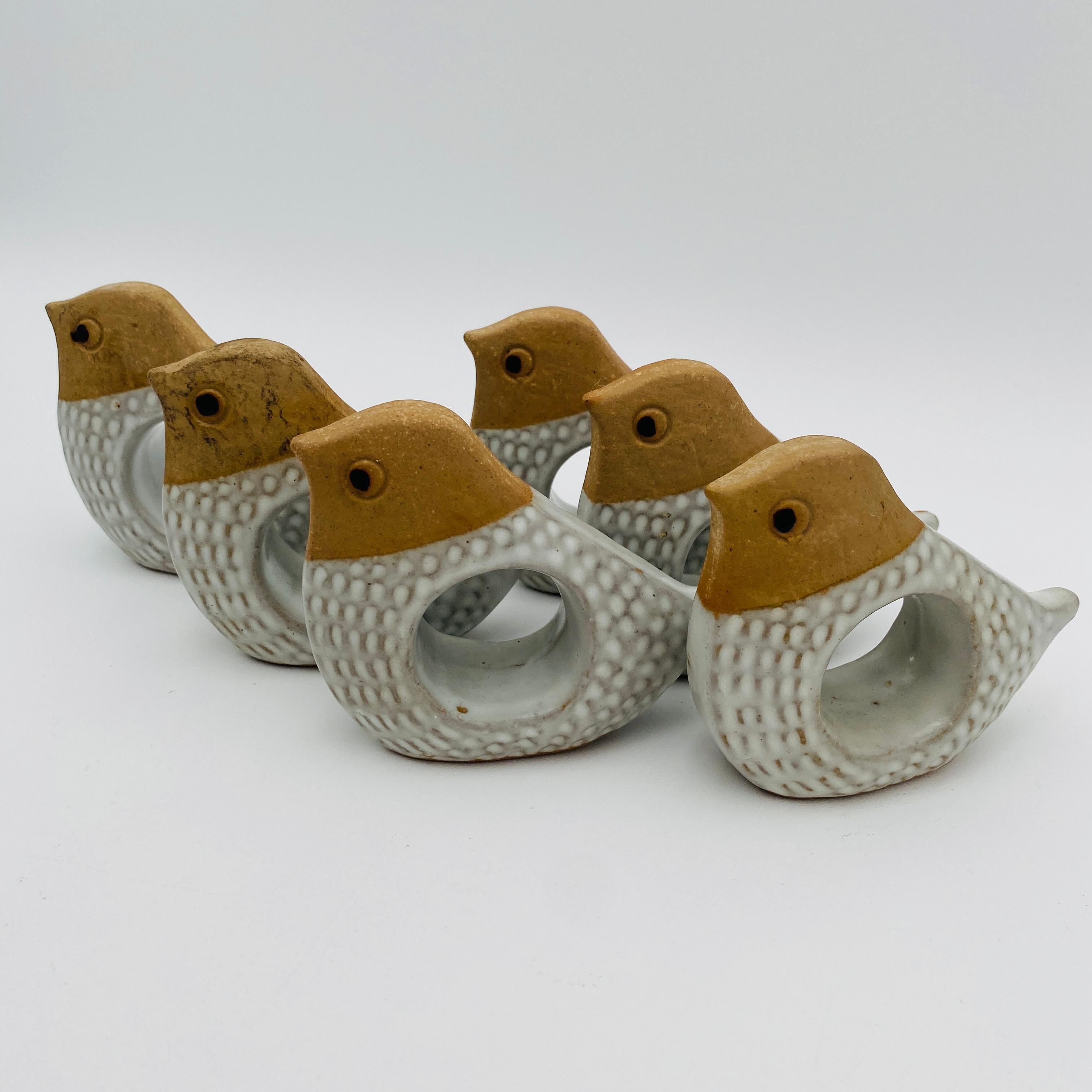 Il s'agit d'un magnifique ensemble de 6 ronds de serviette en céramique peints à la main, produits au Japon dans les années 1970 par la société Fitz and Floyd (USA), basée à Dallas. 
