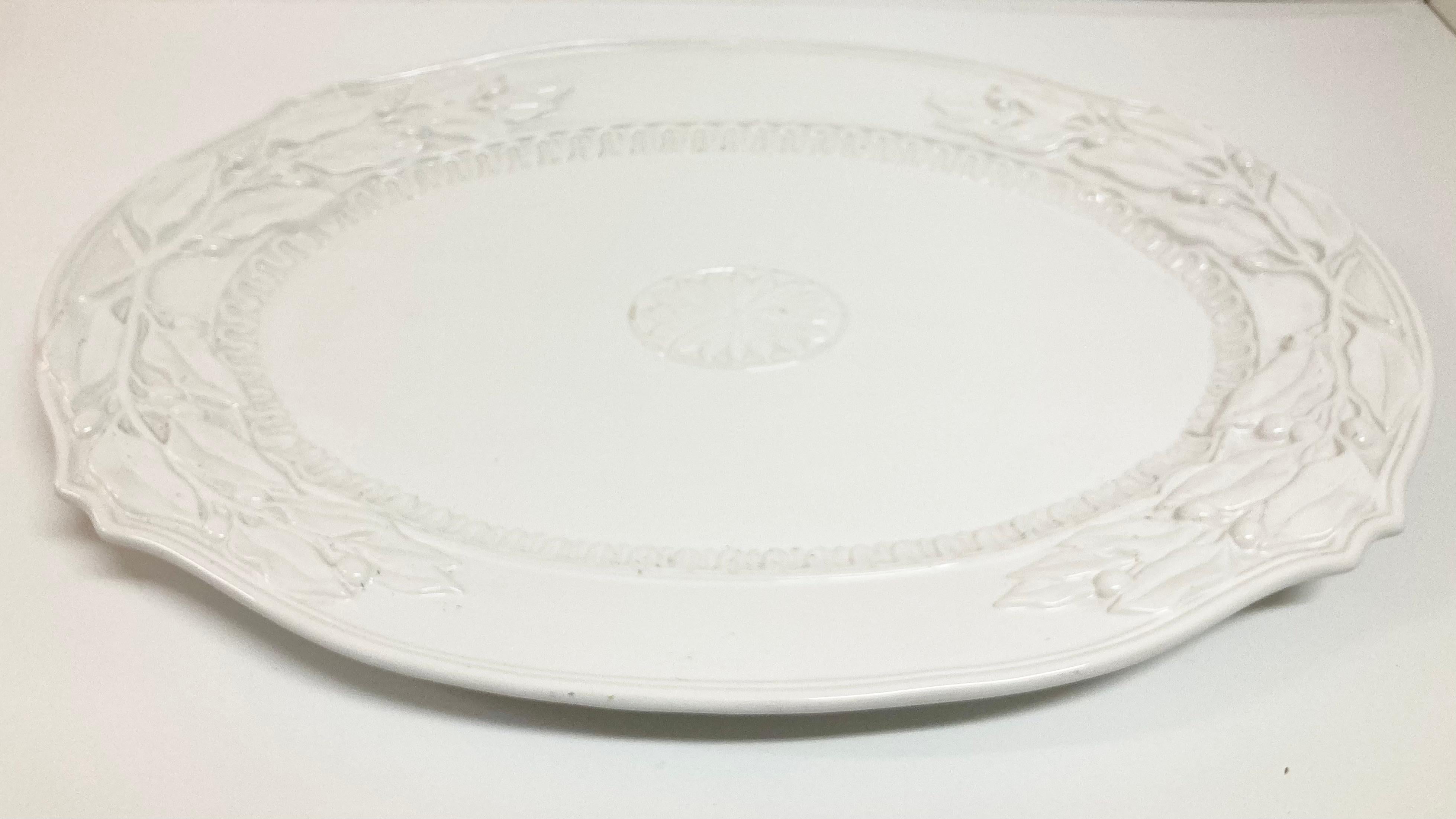 Fuente de servir Fitz and Floyd chateau blanc. Añade un poco de estilo francés clásico a tus reuniones. Preciosos detalles en esta fuente chateau de gran tamaño. Tenemos 2 disponibles, así que consulta nuestro segundo anuncio y recoge los dos.