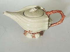Teiera in maiolica a forma di conchiglia di Fitz and Floyd