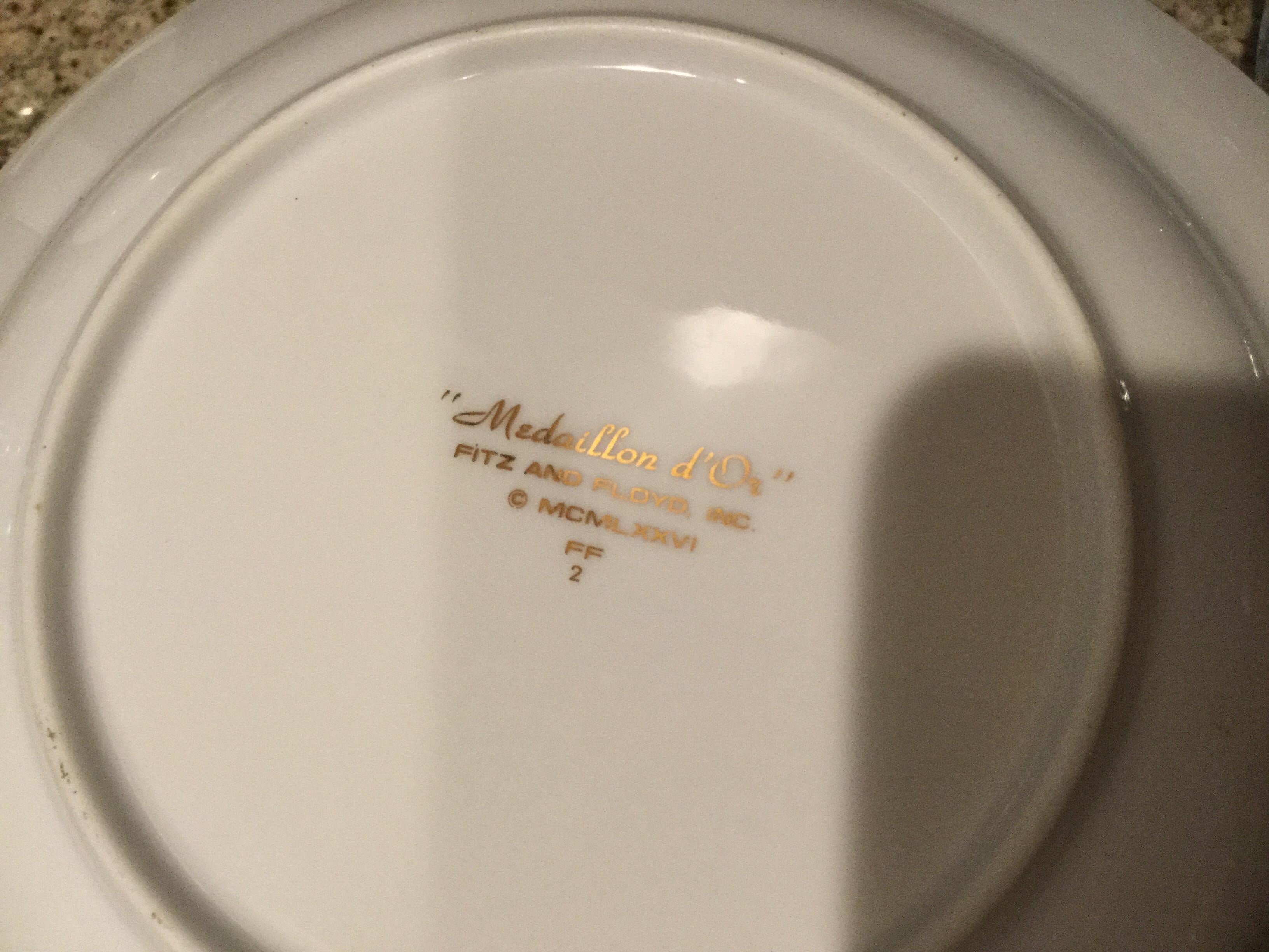Hand-Crafted Fitz and Floyd Medaillon d’Or Set of 10 Persimmon and Gold Soup Plates, 1979
