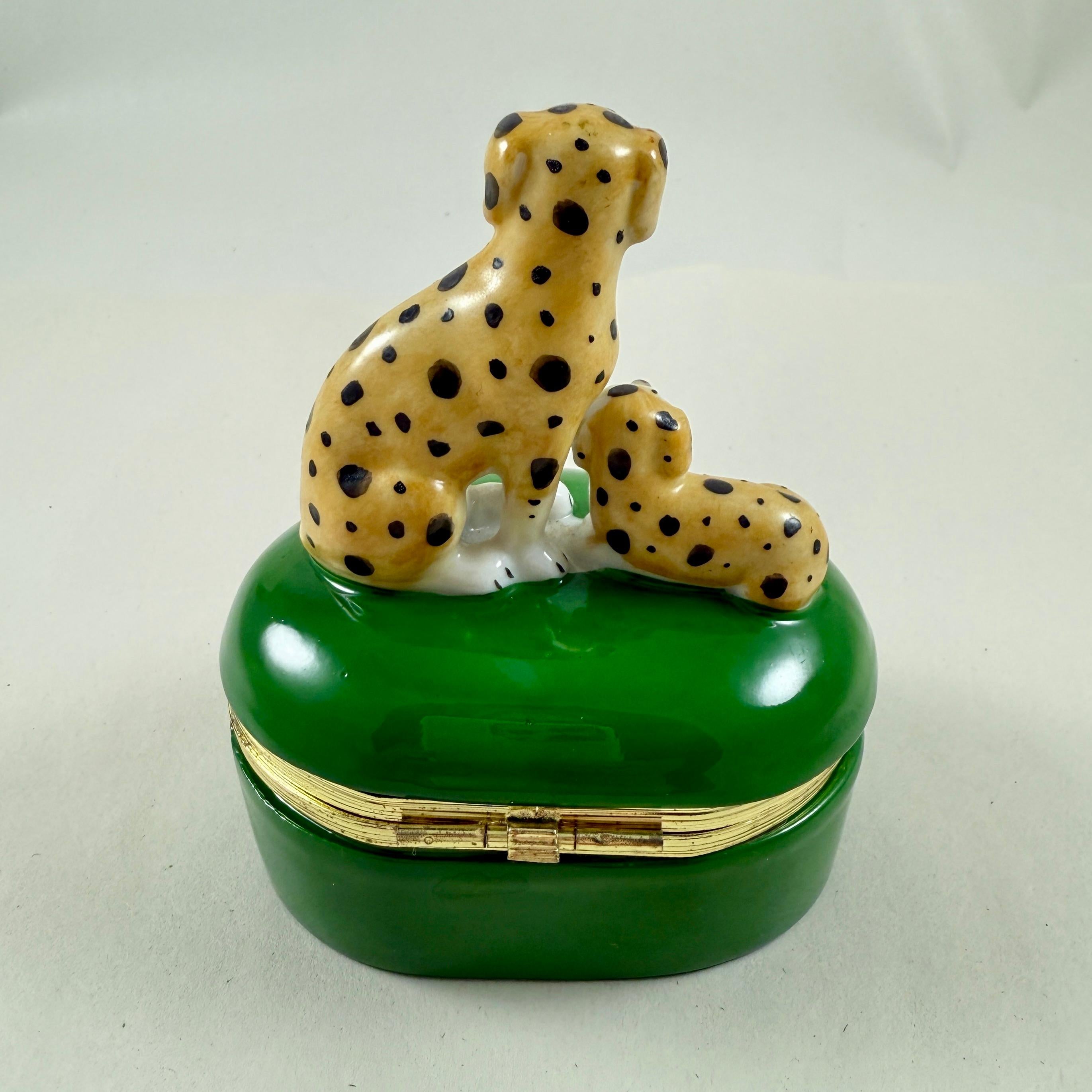 Fitz and Floyd Spotted Dogs Porcelain Trinket Box In Good Condition For Sale In Philadelphia, PA