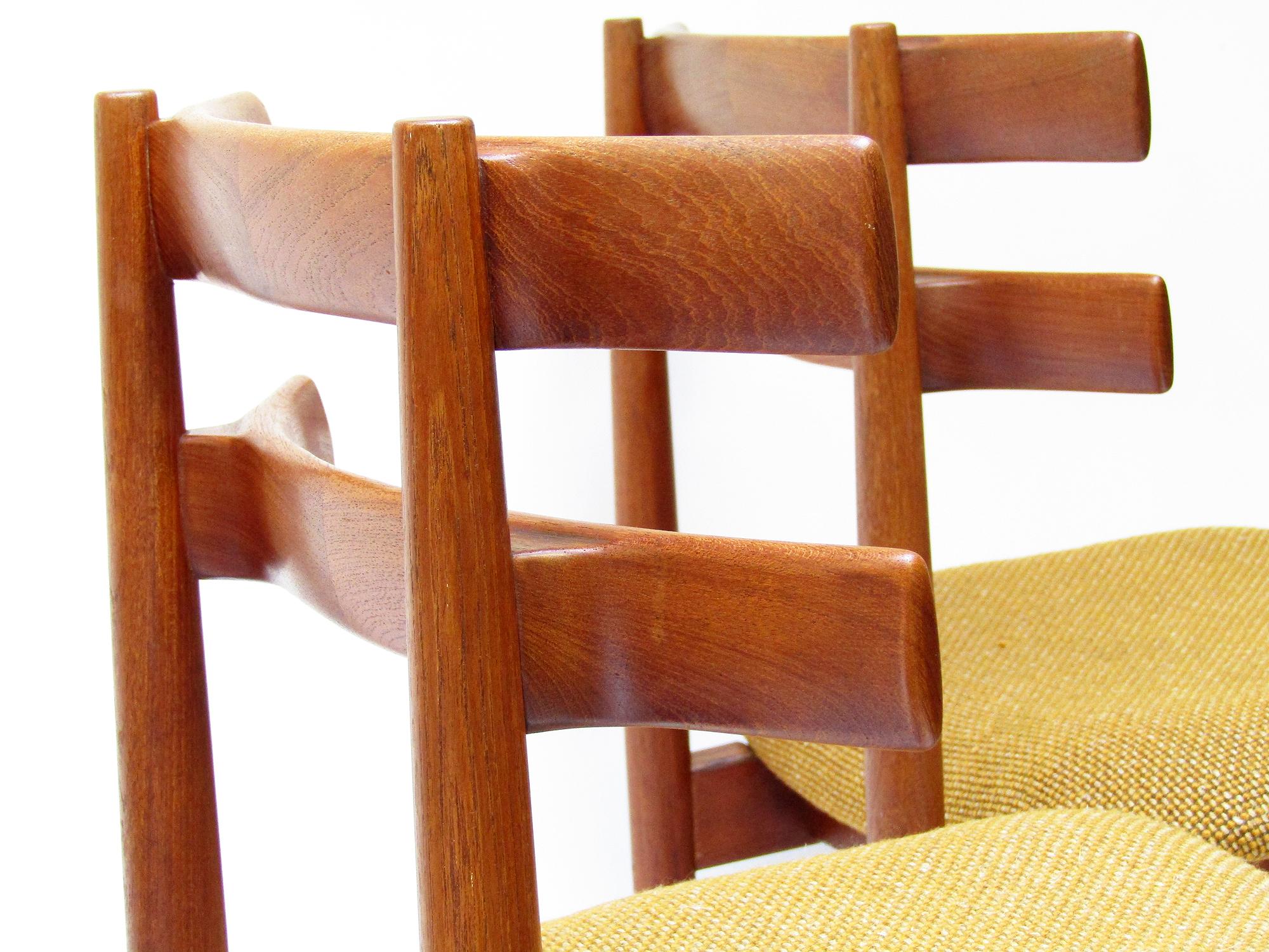 Cinq chaises de salle à manger danoises modèle 30 des années 1960 par Poul Hundevad en vente 4
