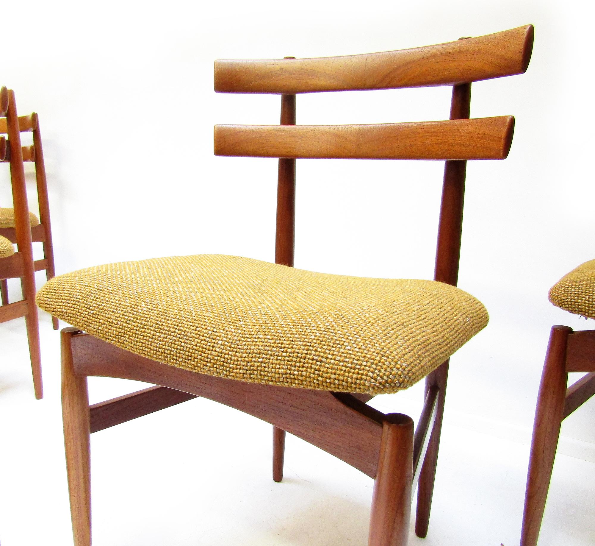 Cinq chaises de salle à manger danoises modèle 30 des années 1960 par Poul Hundevad en vente 5