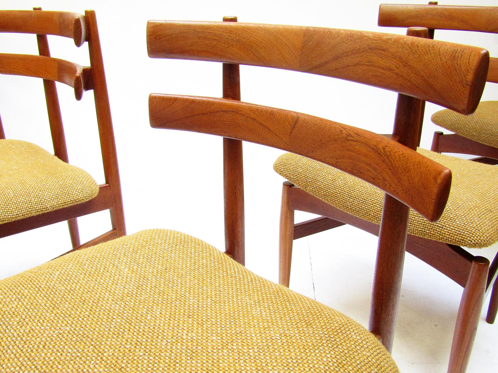 Cinq chaises de salle à manger danoises modèle 30 des années 1960 par Poul Hundevad en vente 6