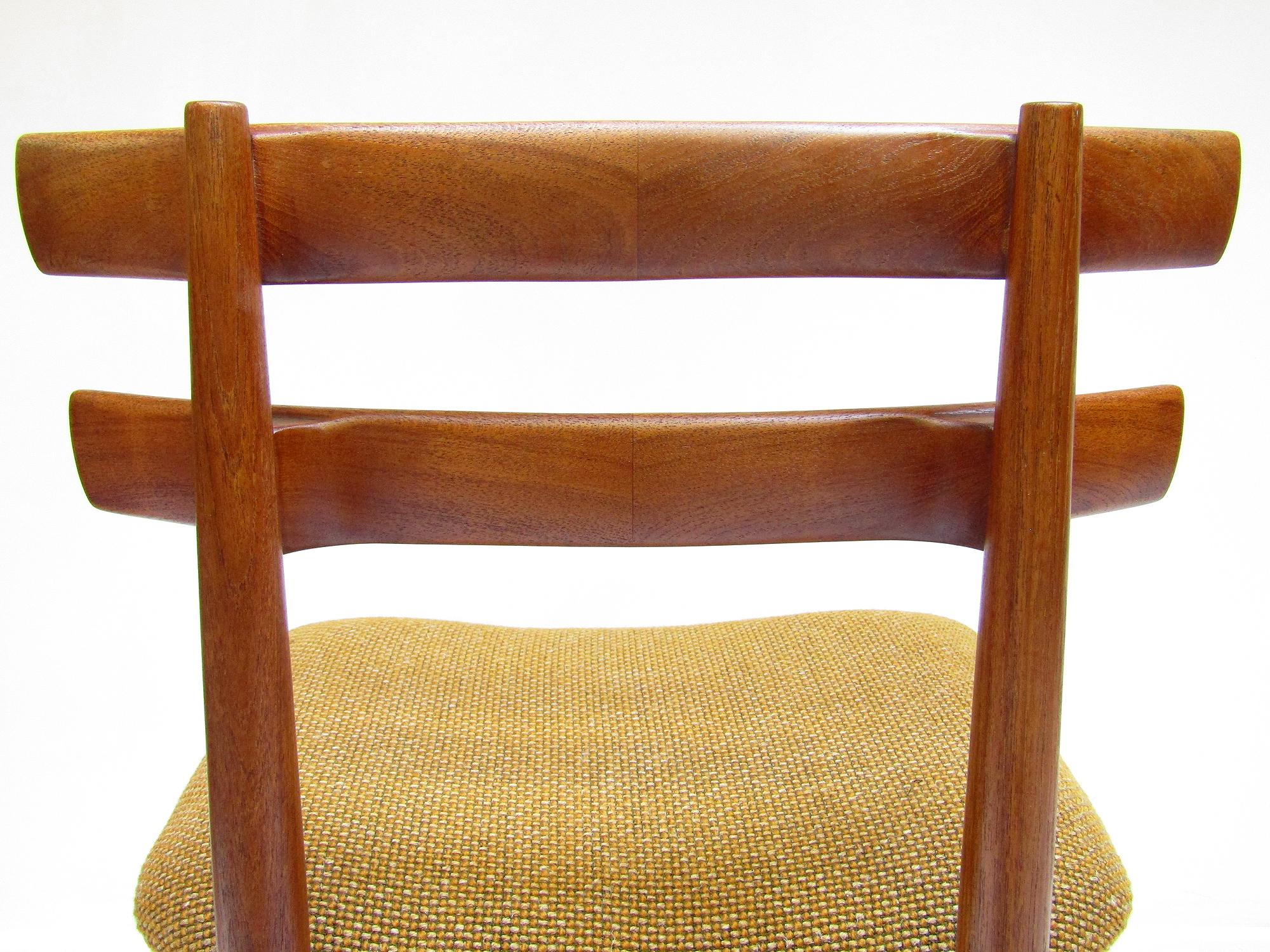 Cinq chaises de salle à manger danoises modèle 30 des années 1960 par Poul Hundevad en vente 7