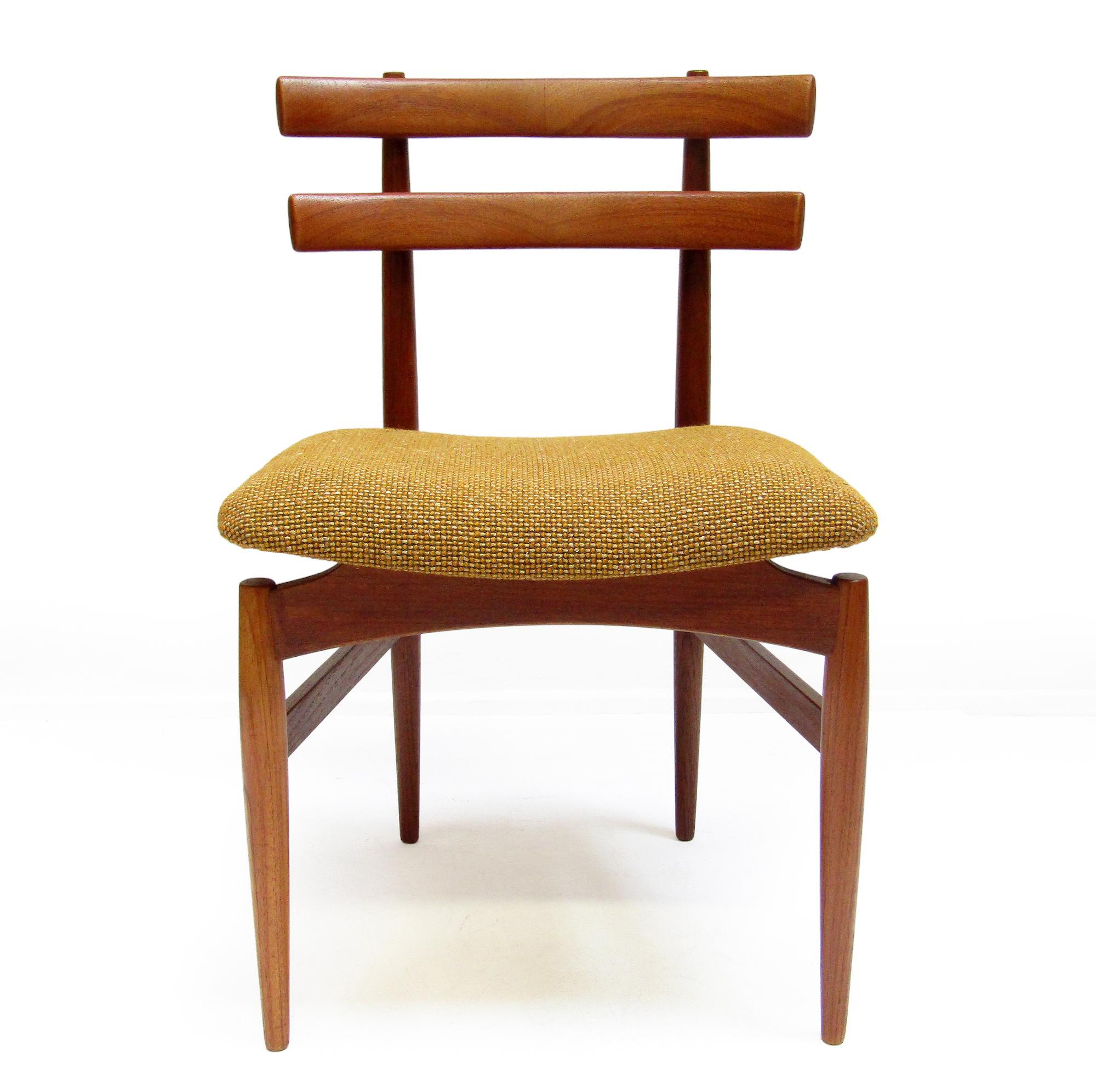 Un ensemble de cinq chaises de salle à manger 
