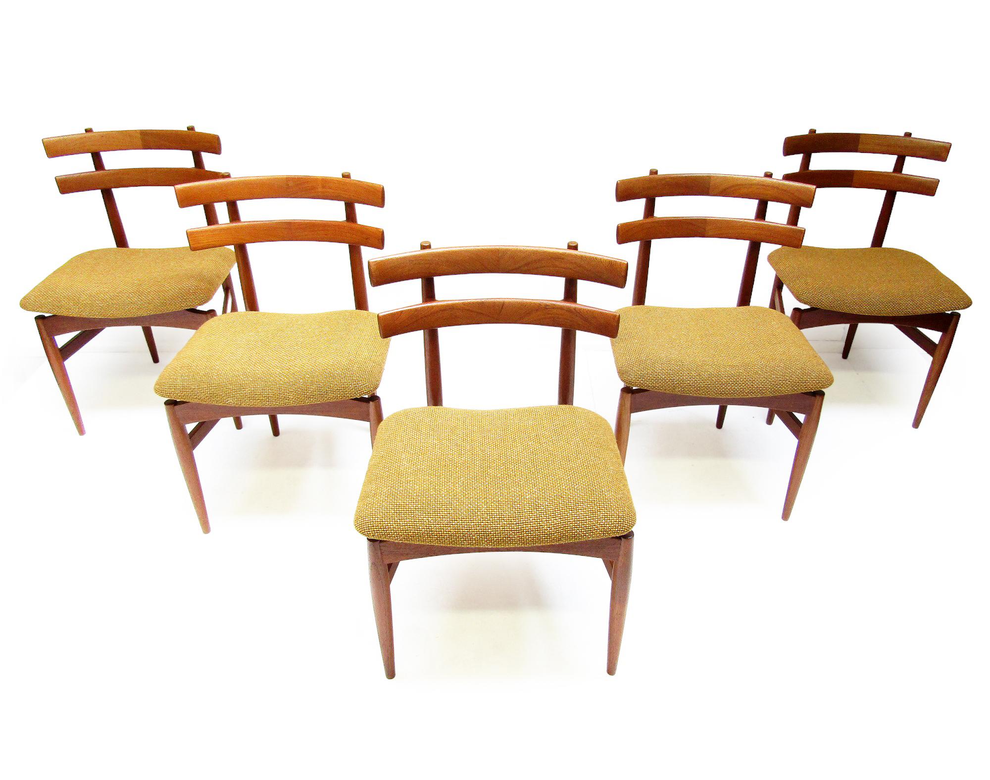Mid-Century Modern Cinq chaises de salle à manger danoises modèle 30 des années 1960 par Poul Hundevad en vente