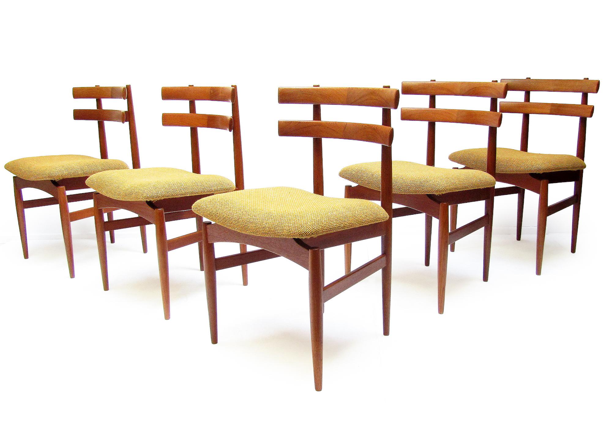 Cinq chaises de salle à manger danoises modèle 30 des années 1960 par Poul Hundevad Bon état - En vente à Shepperton, Surrey