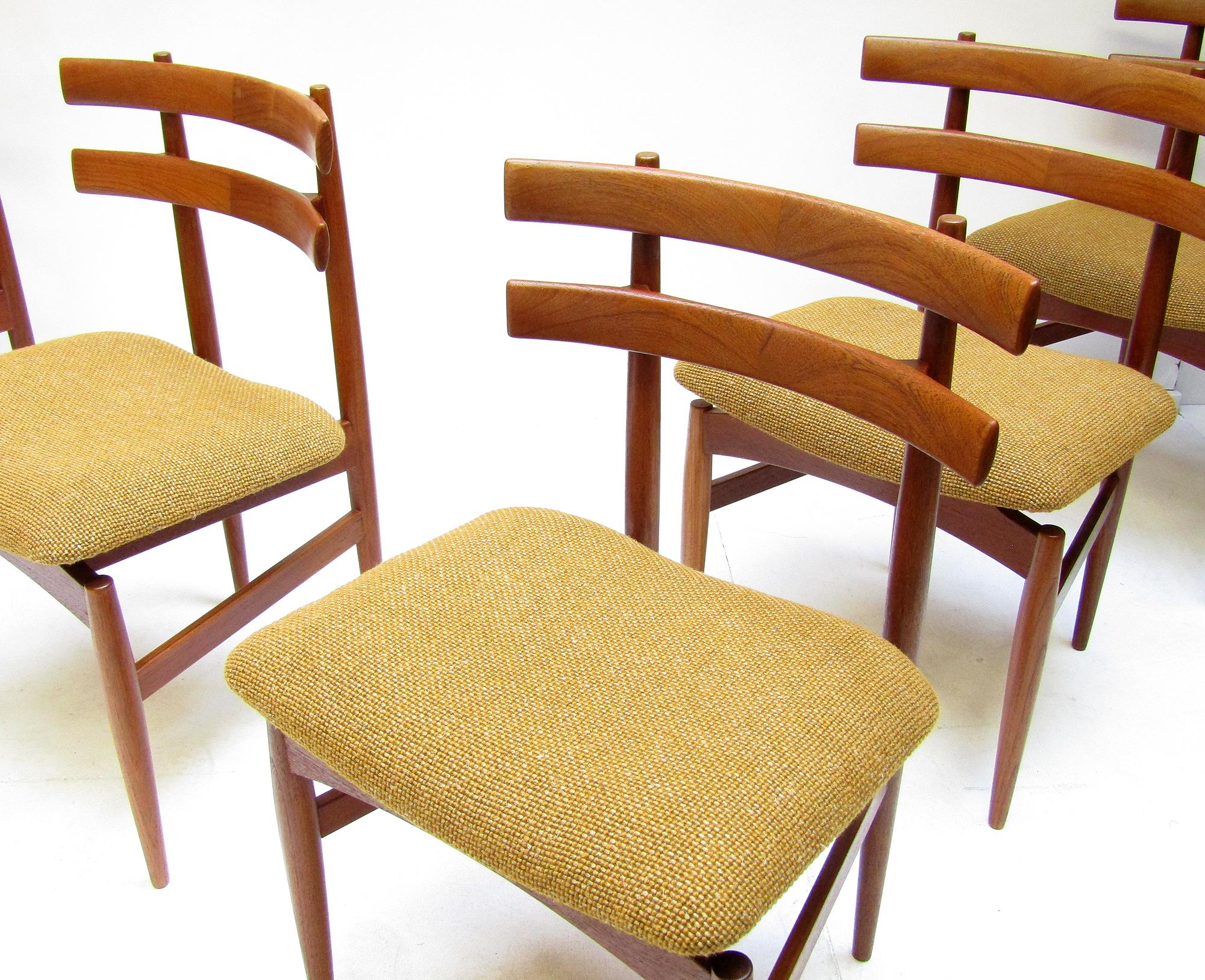 20ième siècle Cinq chaises de salle à manger danoises modèle 30 des années 1960 par Poul Hundevad en vente
