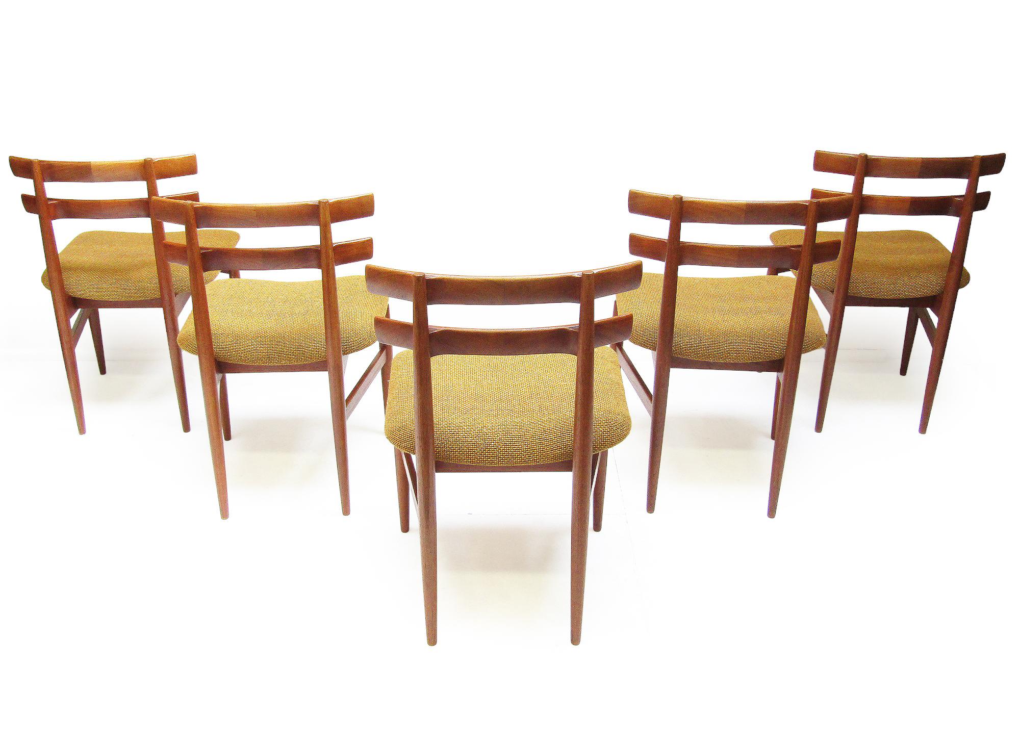Teck Cinq chaises de salle à manger danoises modèle 30 des années 1960 par Poul Hundevad en vente