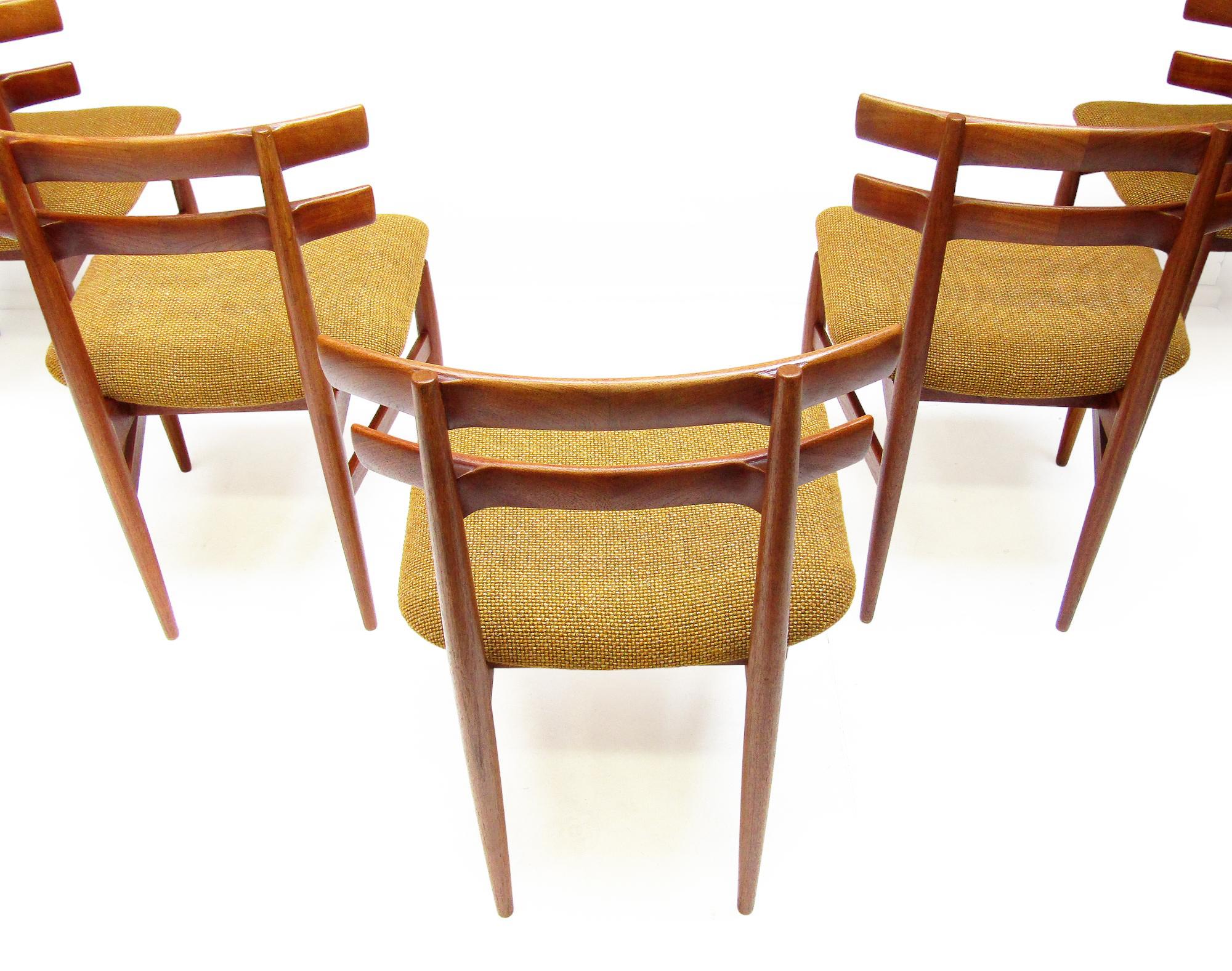 Cinq chaises de salle à manger danoises modèle 30 des années 1960 par Poul Hundevad en vente 1