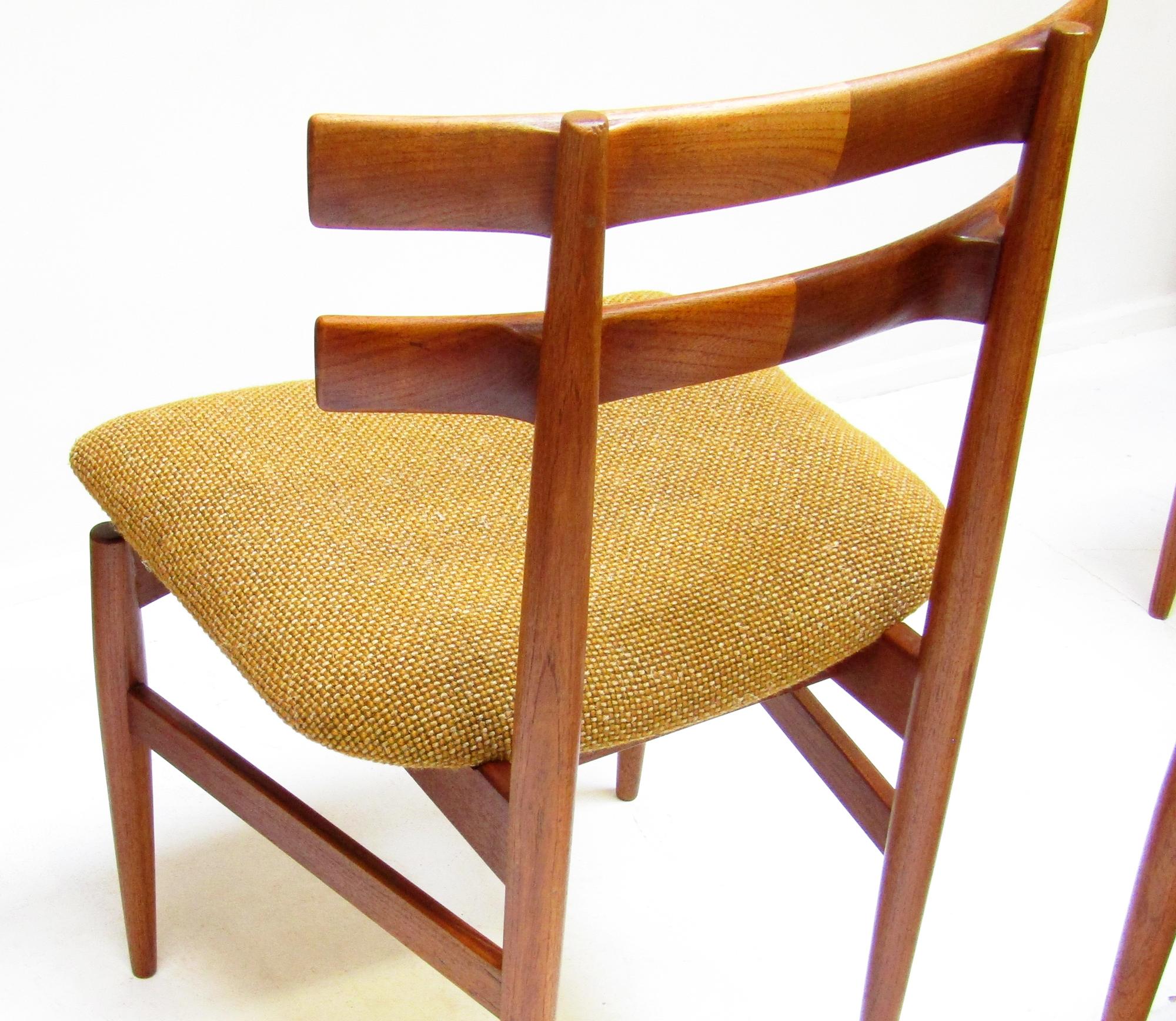 Cinq chaises de salle à manger danoises modèle 30 des années 1960 par Poul Hundevad en vente 2