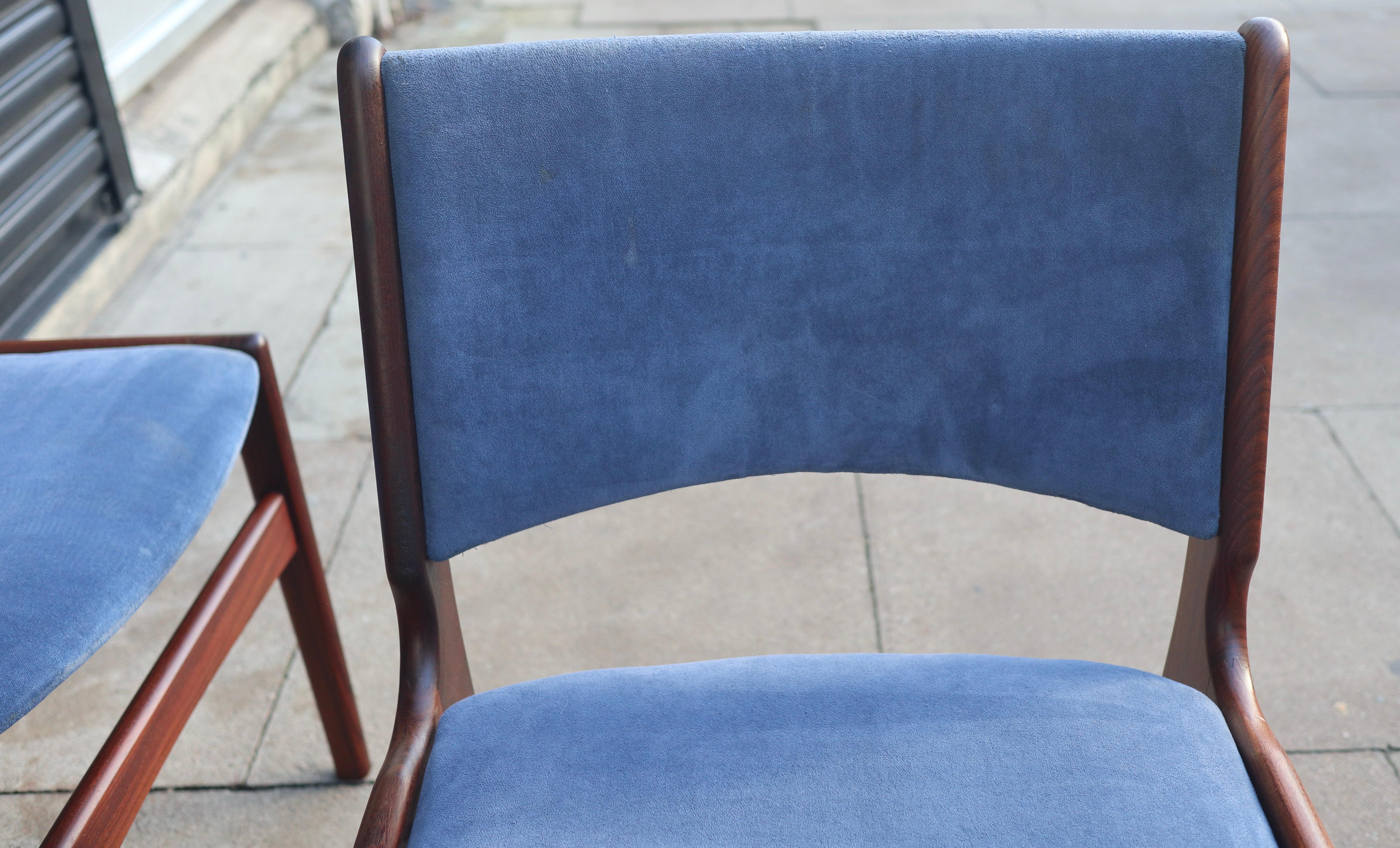 Ein stilvoller und seltener Satz von fünf Esszimmerstühlen des Modells 89 aus massivem dänischem Teakholz mit originalen hellblauen Stoffbezügen.  Diese von Erik Buch für povl Dinesen entworfenen Esszimmerstühle verfügen über eine geschwungene,